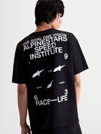 Alpinestars Institute Oversized CSF T-Shirt, Schwarz und Weiß, Sportswear T-Shirt in der Rückansicht am Modell mit Alpinestars Speed Institute und Race-Life Logo-Grafiken auf dem Rücken, entspannte Oversized-Passform, Baumwoll-Polyester-Mischung.