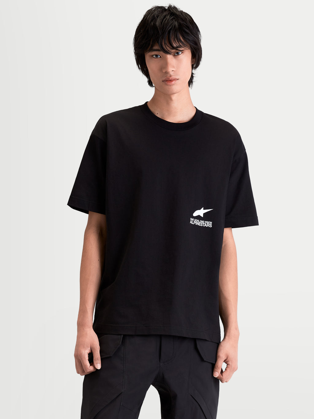 Alpinestars Institute Oversized CSF T-Shirt, Kurzarm-Sportswear für Herren und Damen, Schwarz mit weißer Logo-Grafik auf der Brust, lockere Oversize-Passform, hochwertiger Baumwoll-Polyester-Mix für täglichen Komfort.