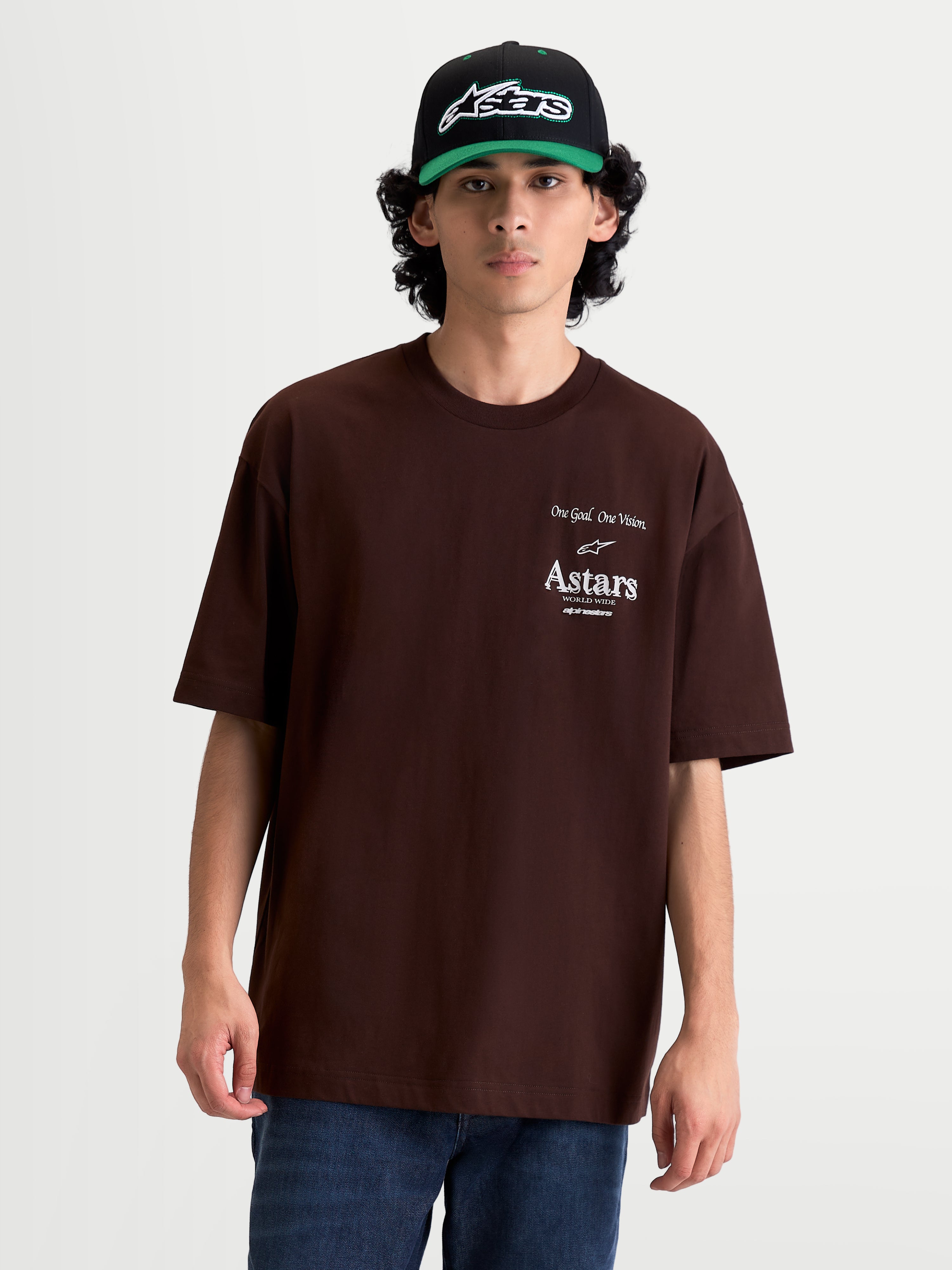 Alpinestars Post Oversized CSF T-Shirt, braunes Kurzarm-T-Shirt für Herren, Sportswear mit weißer Astars Wortlogo-Grafik und 'One Goal. One Vision.' Aufdruck auf der Brust, lockere Oversized-Passform für den Casual-Lifestyle.