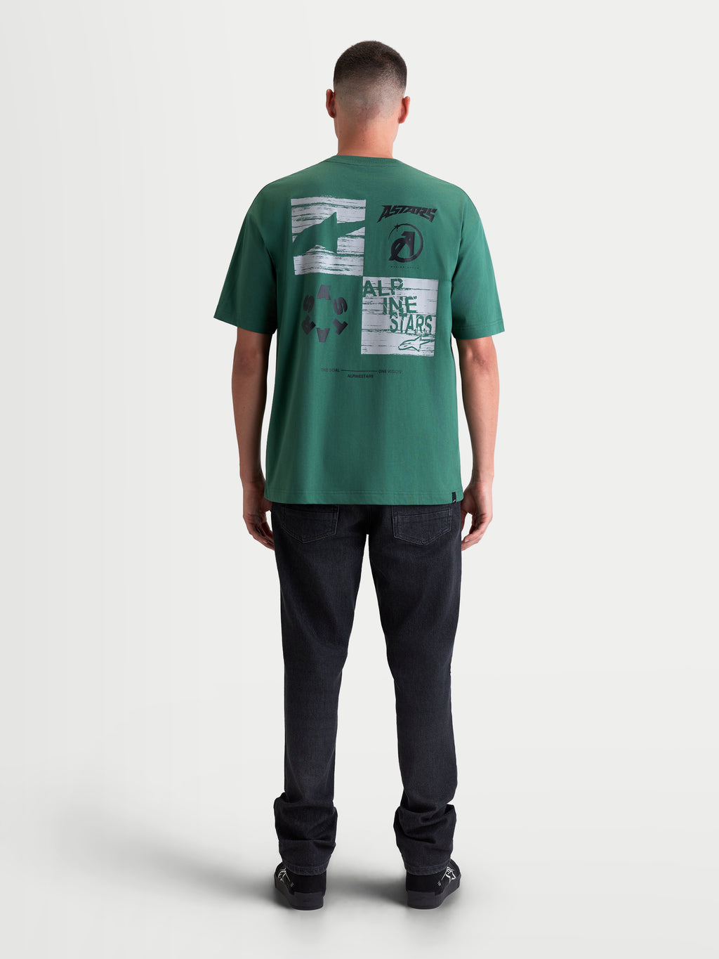 Alpinestars Checkback Oversized CSF T-Shirt, Sportswear Kurzarm-T-Shirt, Grün, Rückansicht mit markanter Schachbrettgrafik, Oversized-Passform, Baumwoll-Polyester-Mischgewebe.