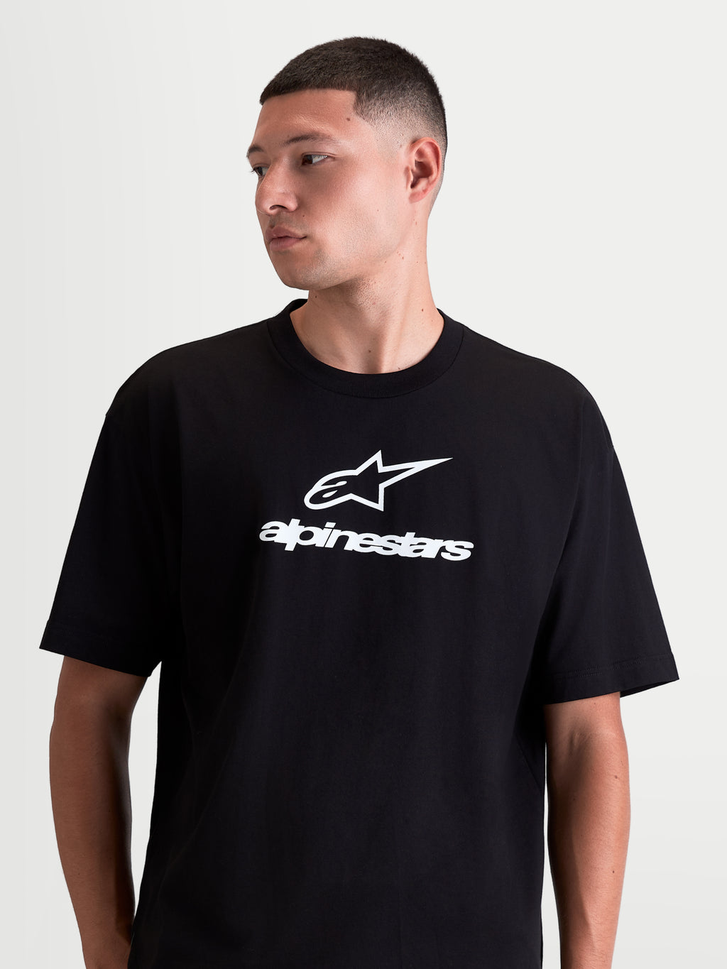 Alpinestars Prelude Oversized CSF T-Shirt, Herren-Kurzarm-T-Shirt in Schwarz und Weiß, locker geschnittene Oversized-Passform, weicher Baumwoll-Polyester-Mix, mit weißem Astars-Logo und Alpinestars-Schriftzug auf der Brust, Sportswear für täglichen Komfort.