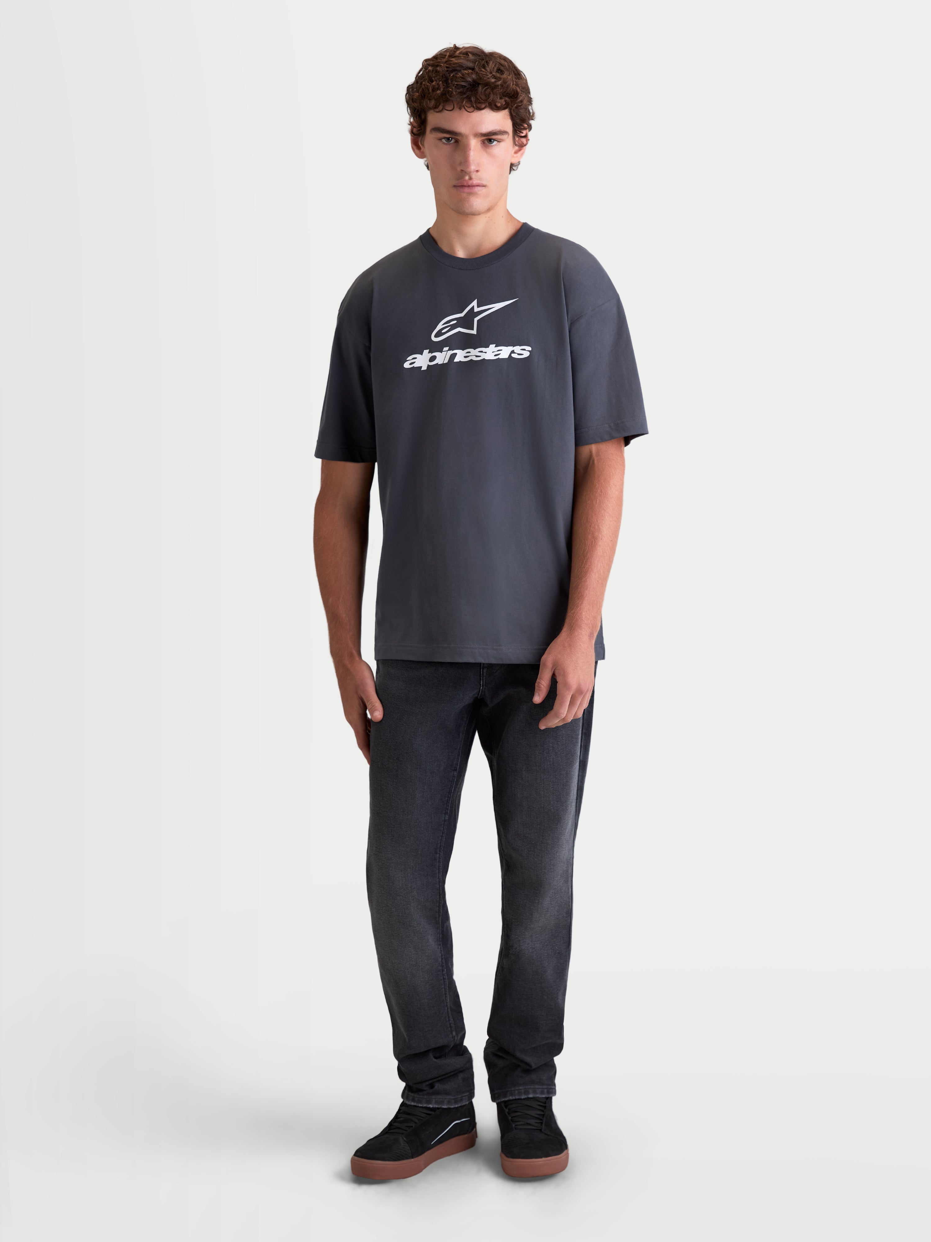 Alpinestars Prelude Oversized CSF T-Shirt, Herren Kurzarm-T-Shirt, Sportswear, Grau mit weißem Alpinestars Logo auf der Brust, lockere Oversized-Passform, Baumwoll-Polyester-Mischung, Frontansicht am Model.