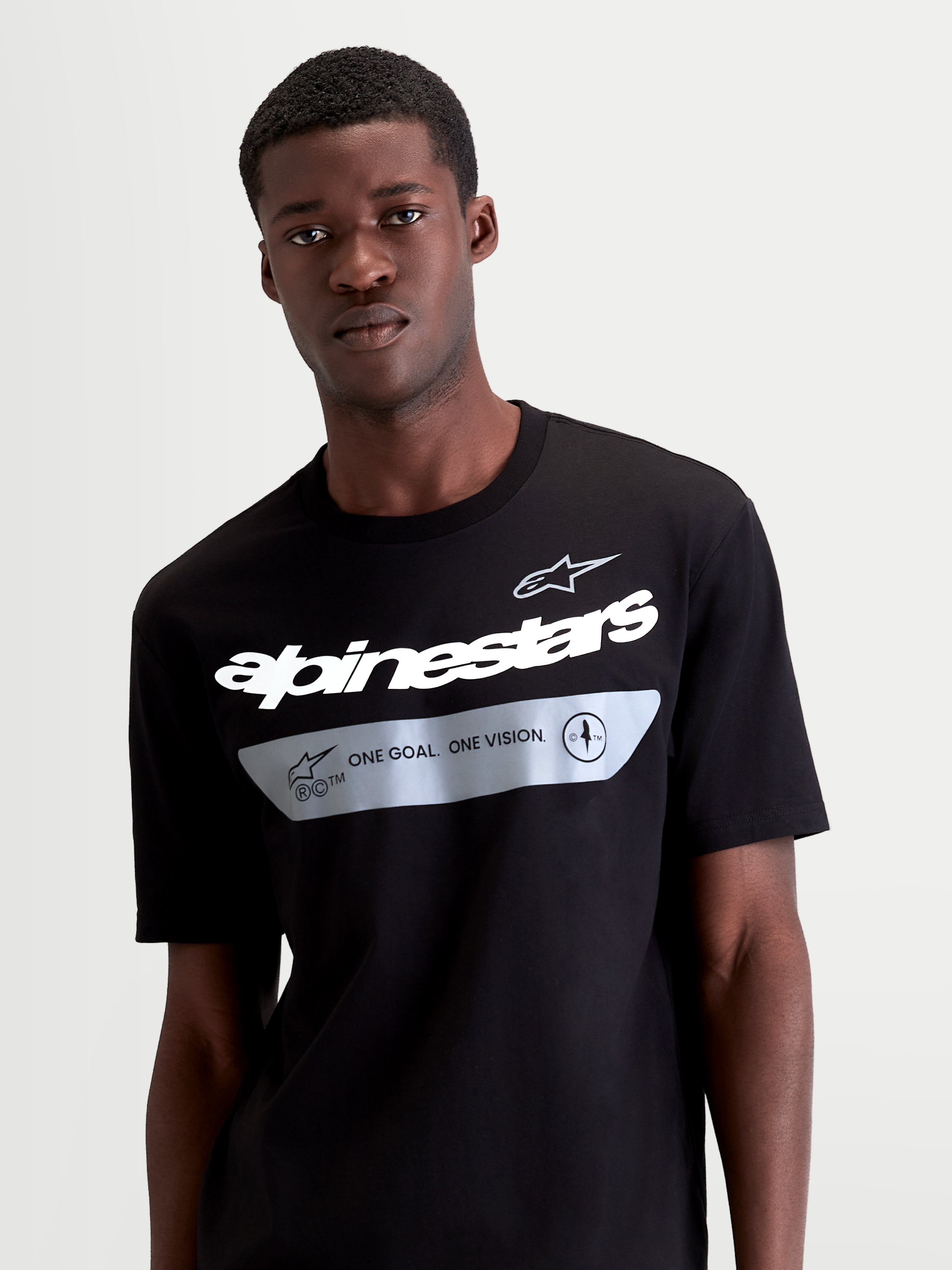 Alpinestars Singular CSF T-Shirt, Herren-Kurzarm-Sportswear, Schwarz mit weißem Alpinestars-Schriftzug und grauer 'ONE GOAL. ONE VISION.' Grafik, weiches Baumwollmischgewebe.