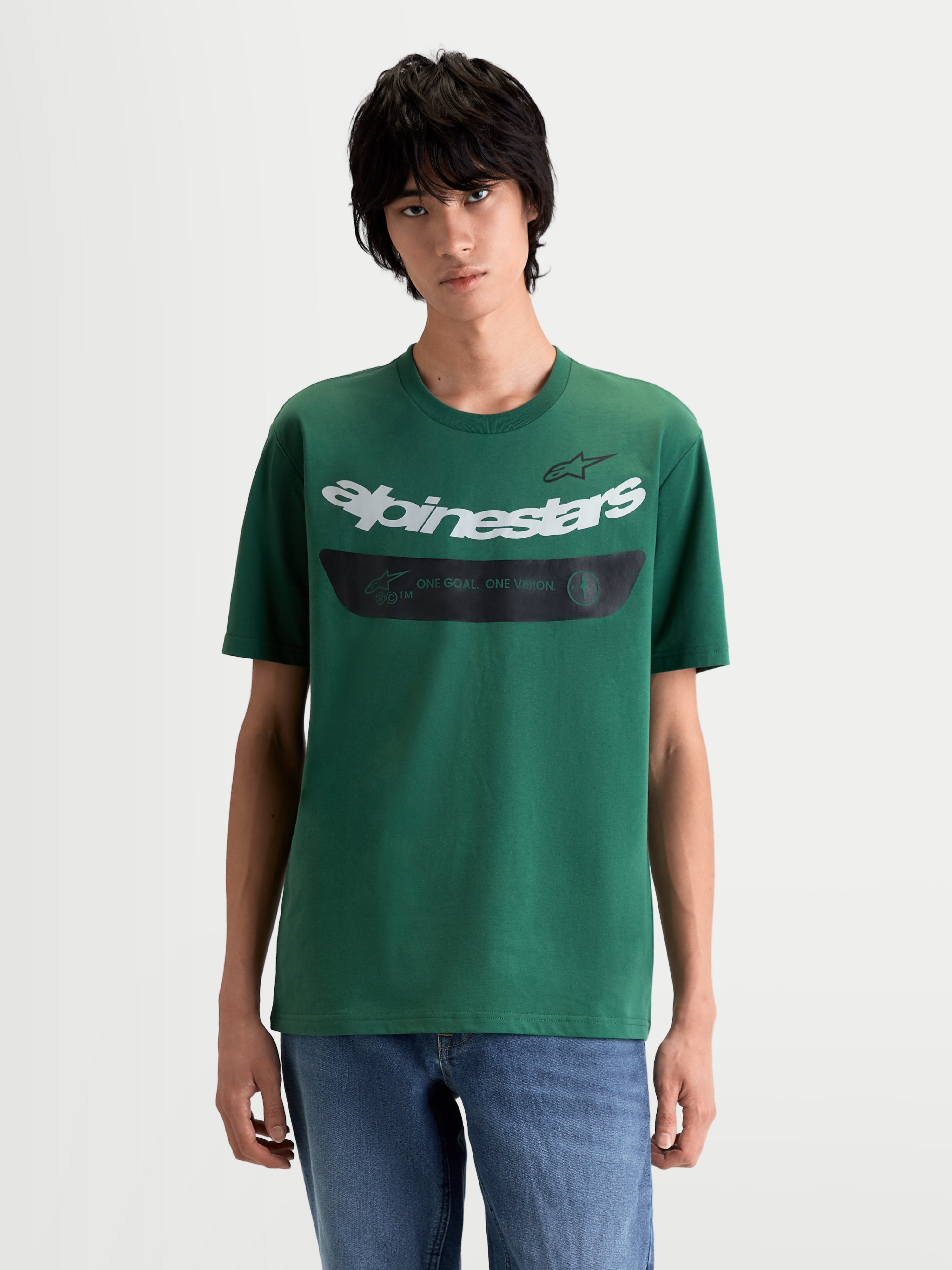 Alpinestars Singular CSF T-Shirt, Kurzarm-Sportswear-T-Shirt am Modell, Grün mit weißer gebogener Alpinestars-Wortgrafik und schwarzer Brustgrafik, lässiges Motorsport-inspiriertes Baumwoll-Polyester-Oberteil.