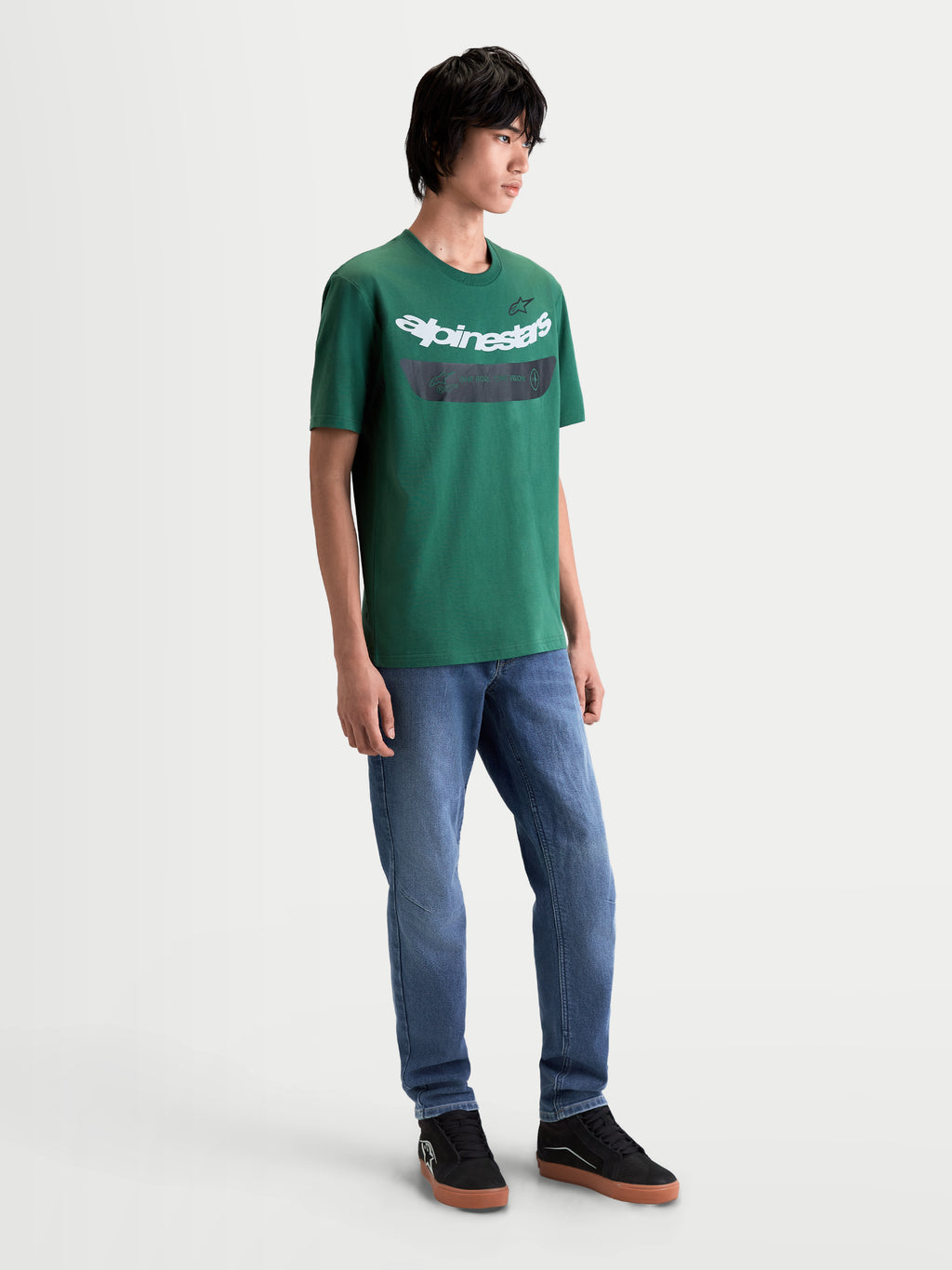 Alpinestars Singular CSF T-Shirt, Herren Kurzarm-Sportswear, Grün mit weißer gebogener Wortmarke, weicher Handdruck, Baumwoll-Polyester-Mischgewebe, lässige Lifestyle-Bekleidung, am Modell getragen.