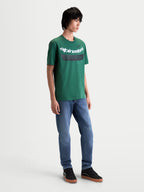 Alpinestars Singular CSF T-Shirt, Herren Kurzarm-Sportswear, Grün mit weißer gebogener Wortmarke, weicher Handdruck, Baumwoll-Polyester-Mischgewebe, lässige Lifestyle-Bekleidung, am Modell getragen.
