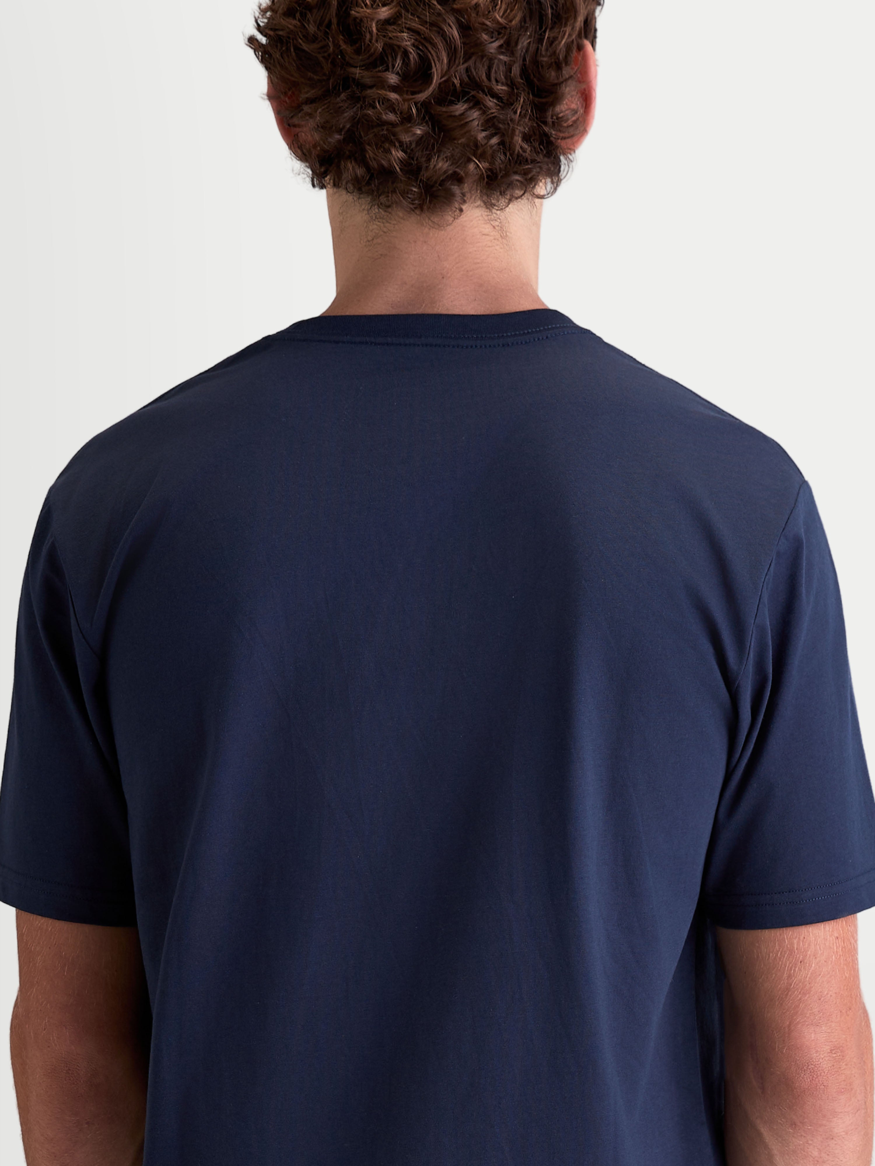 Alpinestars Cypress CSF T-Shirt, Kurzarm-Sportswear-T-Shirt für Herren und Damen, Blau, Rückansicht auf Model, hochwertiger Baumwoll-Polyester-Mix für täglichen Komfort.