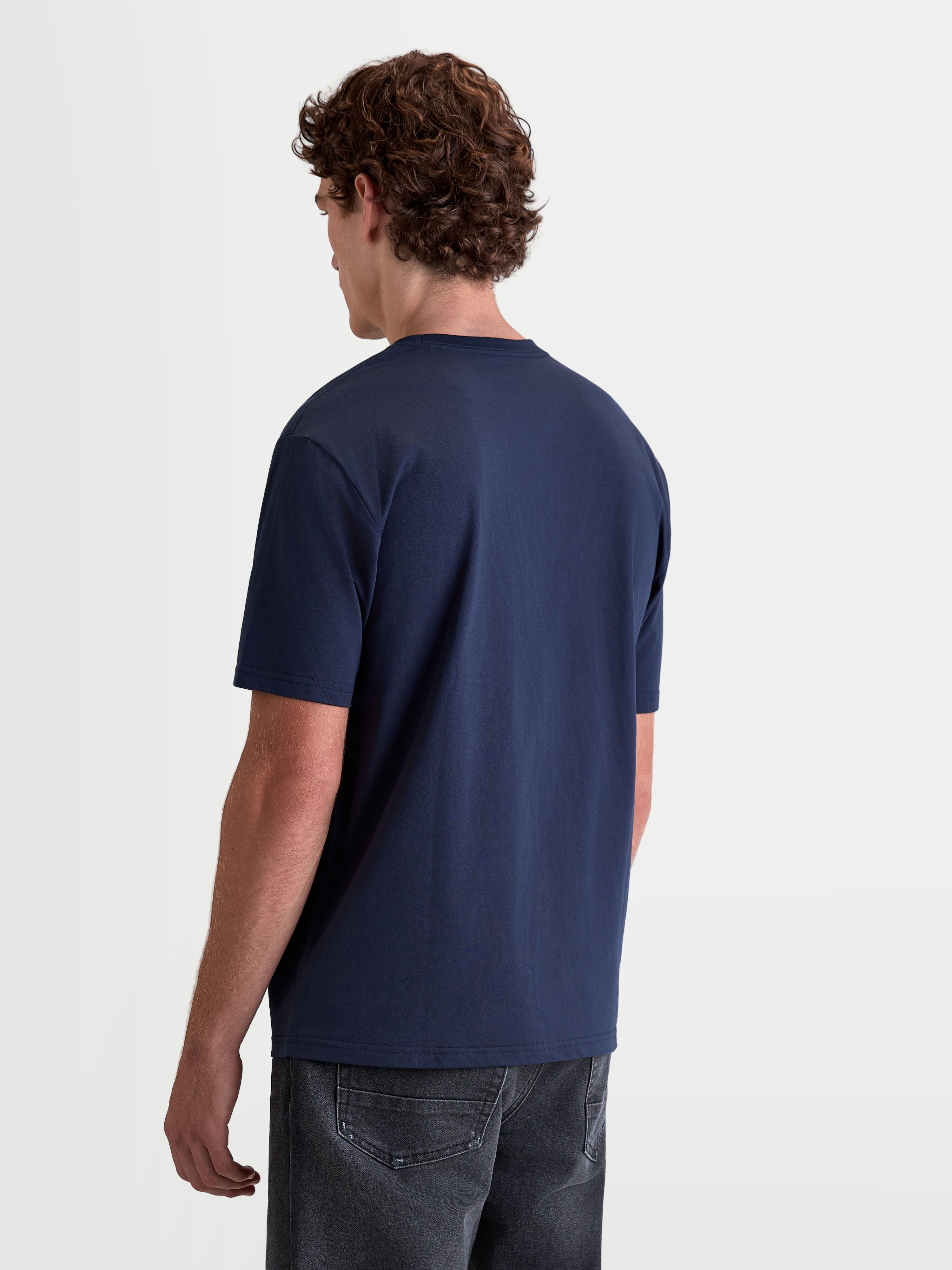 Alpinestars Cypress CSF T-Shirt, Herren-Kurzarm-Sportswear-T-Shirt in Dunkelblau, Rückansicht am Model, hochwertiger Baumwoll-Polyester-Mix für optimalen Alltagskomfort.