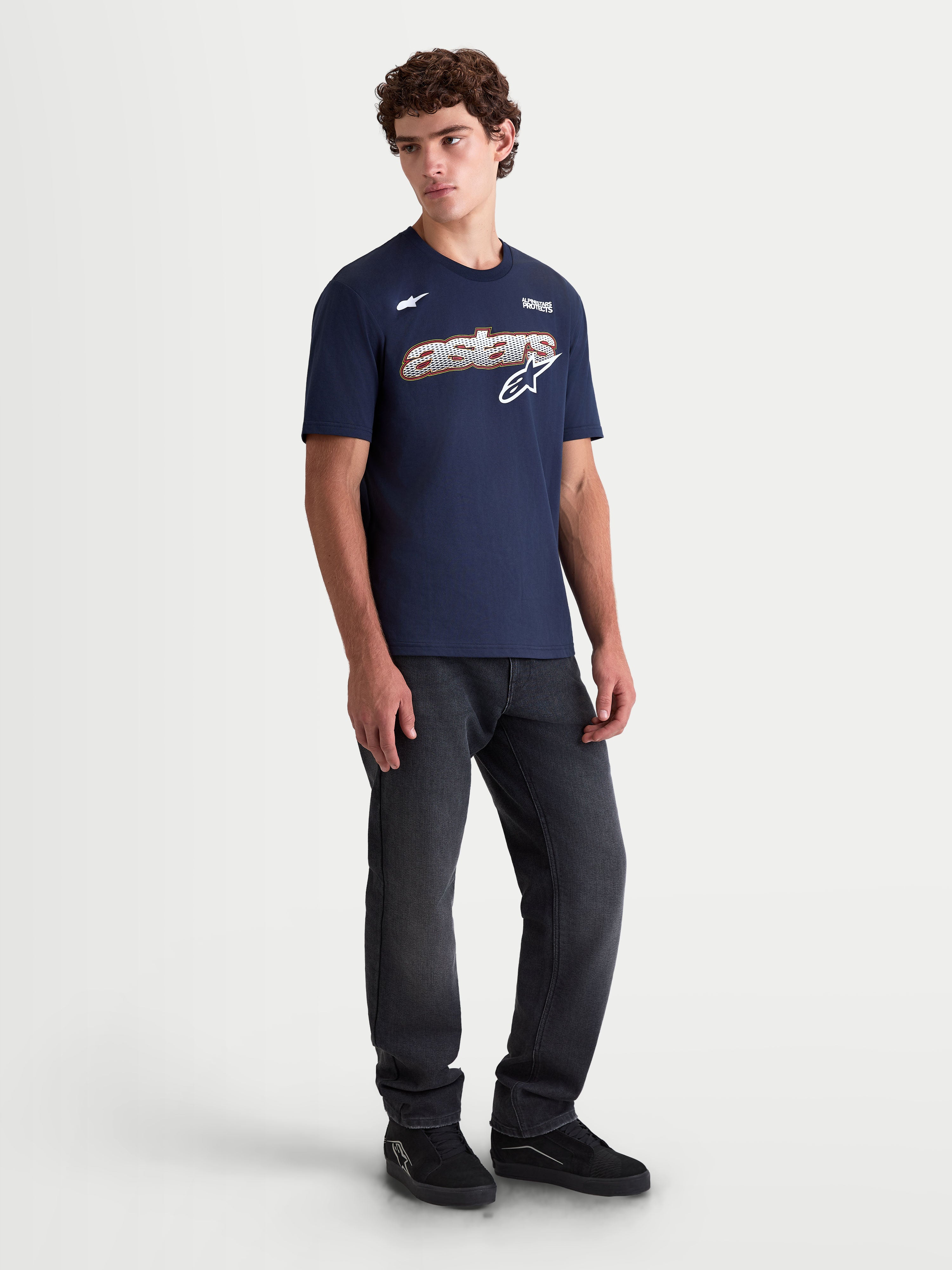 Alpinestars Cypress CSF T-Shirt, Kurzarm-Sportswear-T-Shirt, Navyblau, mit Astars-Word-Grafik und Mesh-Füllung auf der Vorderseite, weiße und orangefarbene Akzente, hochwertiger Baumwoll-Polyester-Mix für hohen Alltagskomfort.