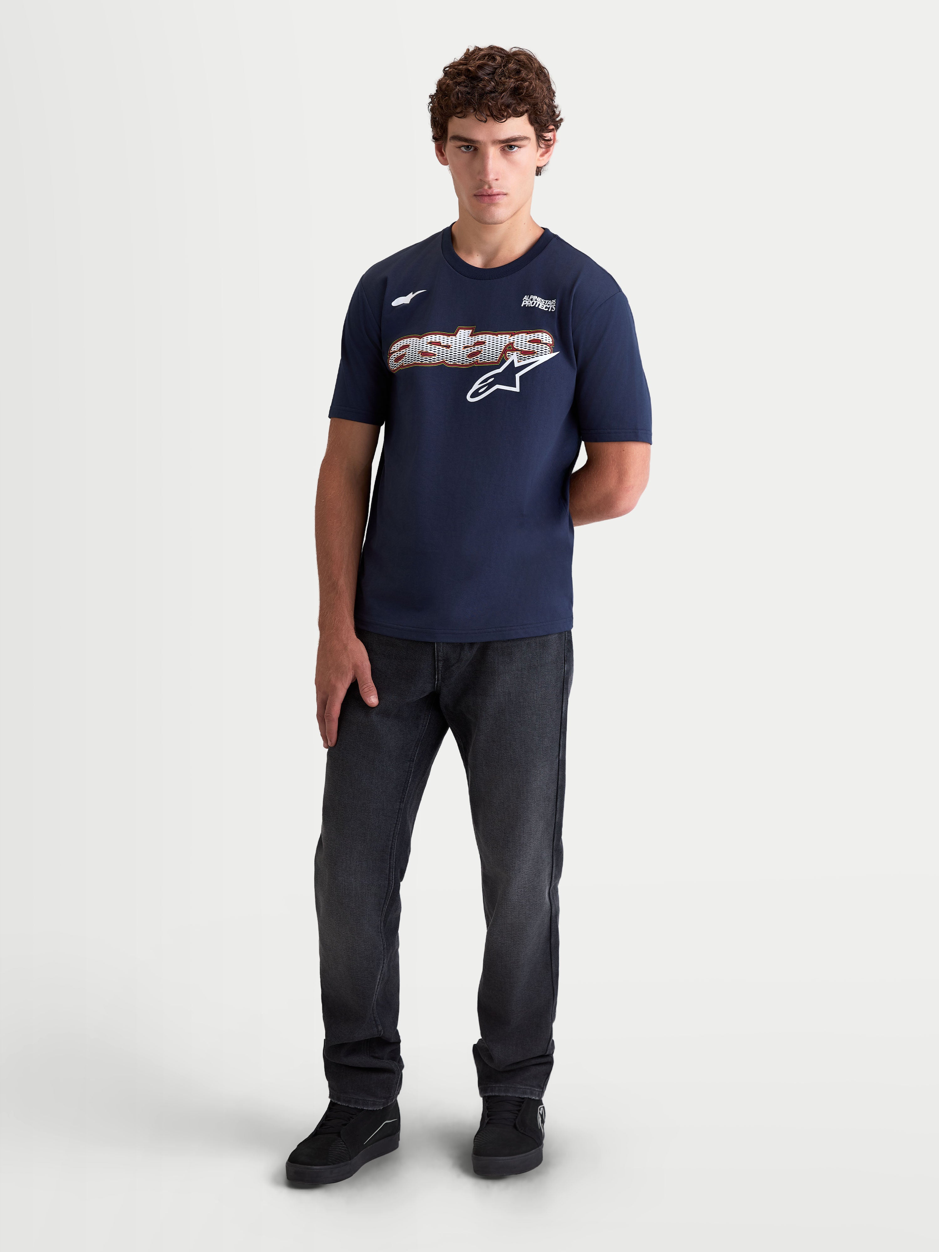 Alpinestars Cypress CSF T-Shirt, Kurzarm-Sportswear-T-Shirt für Herren, Marineblau, mit Astars-Word-Grafik mit Mesh-Füllung auf der Vorderseite, Baumwoll-Polyester-Mischgewebe, Ansicht am Modell.