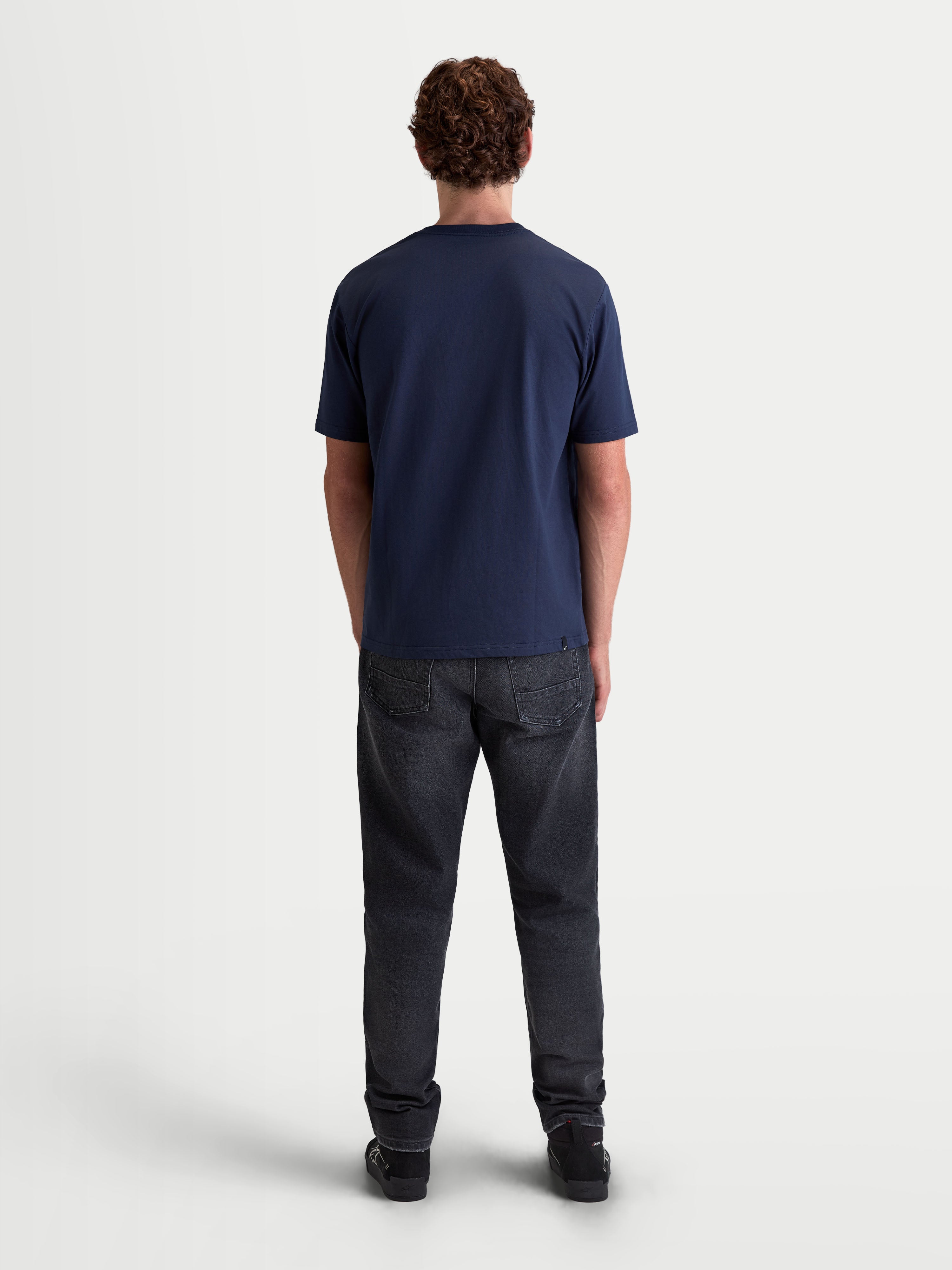 Alpinestars Cypress CSF T-Shirt, Kurzarm-Sportswear, Blau, Lifestyle-Bekleidung für Herren und Damen, Baumwoll-Polyester-Mischung, Rückansicht am Modell.