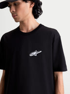 Alpinestars Meteor CSF T-Shirt, Kurzarm-Sportswear-T-Shirt in Schwarz, mit dem Astars-Logo auf der Brust, Ansicht am Model, weiches Baumwoll-Polyester-Mischgewebe.