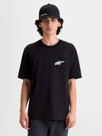 Alpinestars Meteor CSF T-Shirt, Kurzarm-Sportswear-T-Shirt für Herren, Schwarz mit weißem Astars-Brustlogo, lässige Motorsport-Bekleidung für den Alltag, getragen von einem Model.