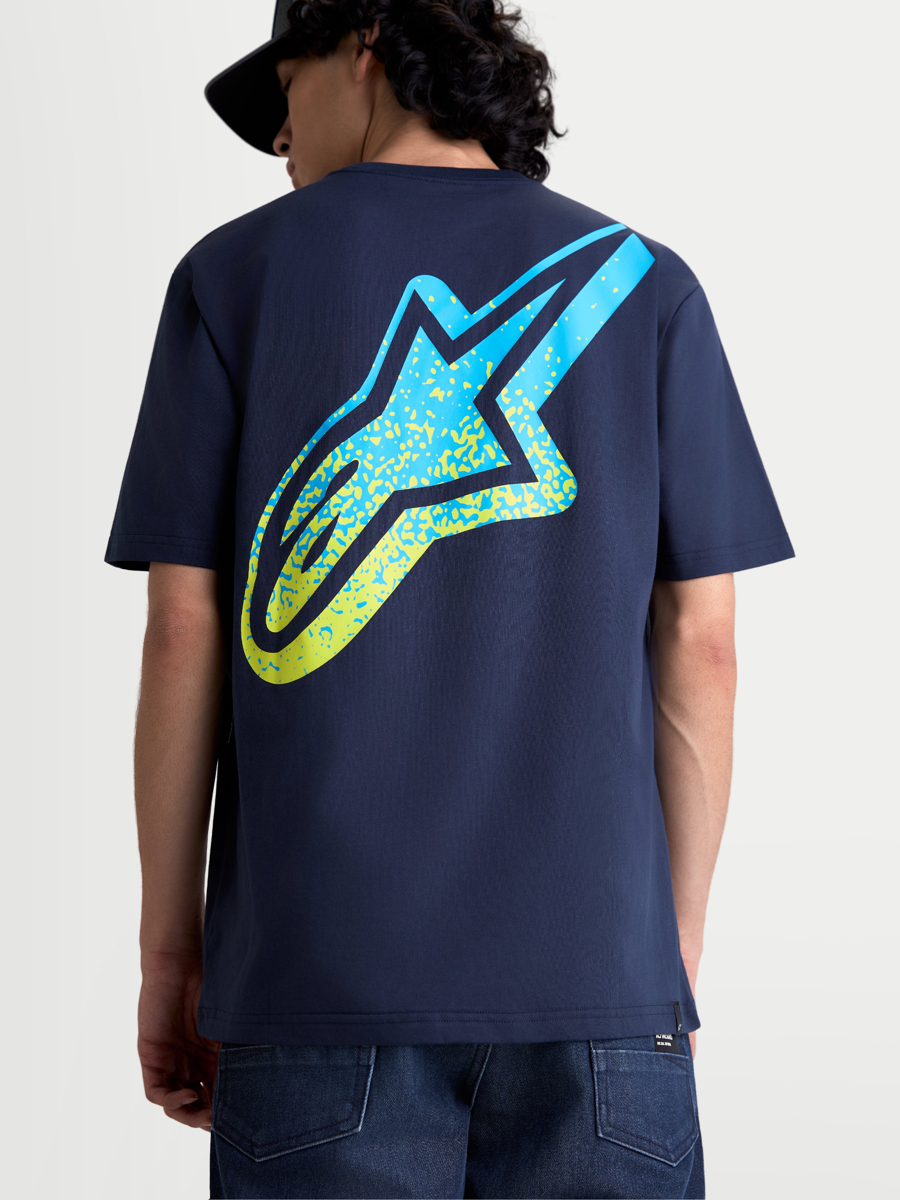 Alpinestars Meteor CSF T-Shirt, Kurzarm-Sportswear-Grafik-T-Shirt für Damen und Herren, Dunkelblau, großes Astars-Logo mit gelb-blauem Farbverlauf auf dem Rücken, motorsport-inspirierte Freizeitkleidung.