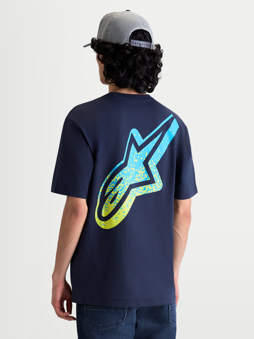 Alpinestars Meteor CSF T-Shirt, Kurzarm-Sportswear-T-Shirt für Herren und Damen, Marineblau, mit großer Astars-Logo-Grafik auf dem Rücken, MX-inspirierter Farbverlauf in Blau und Limonengrün, Rückansicht am Model.