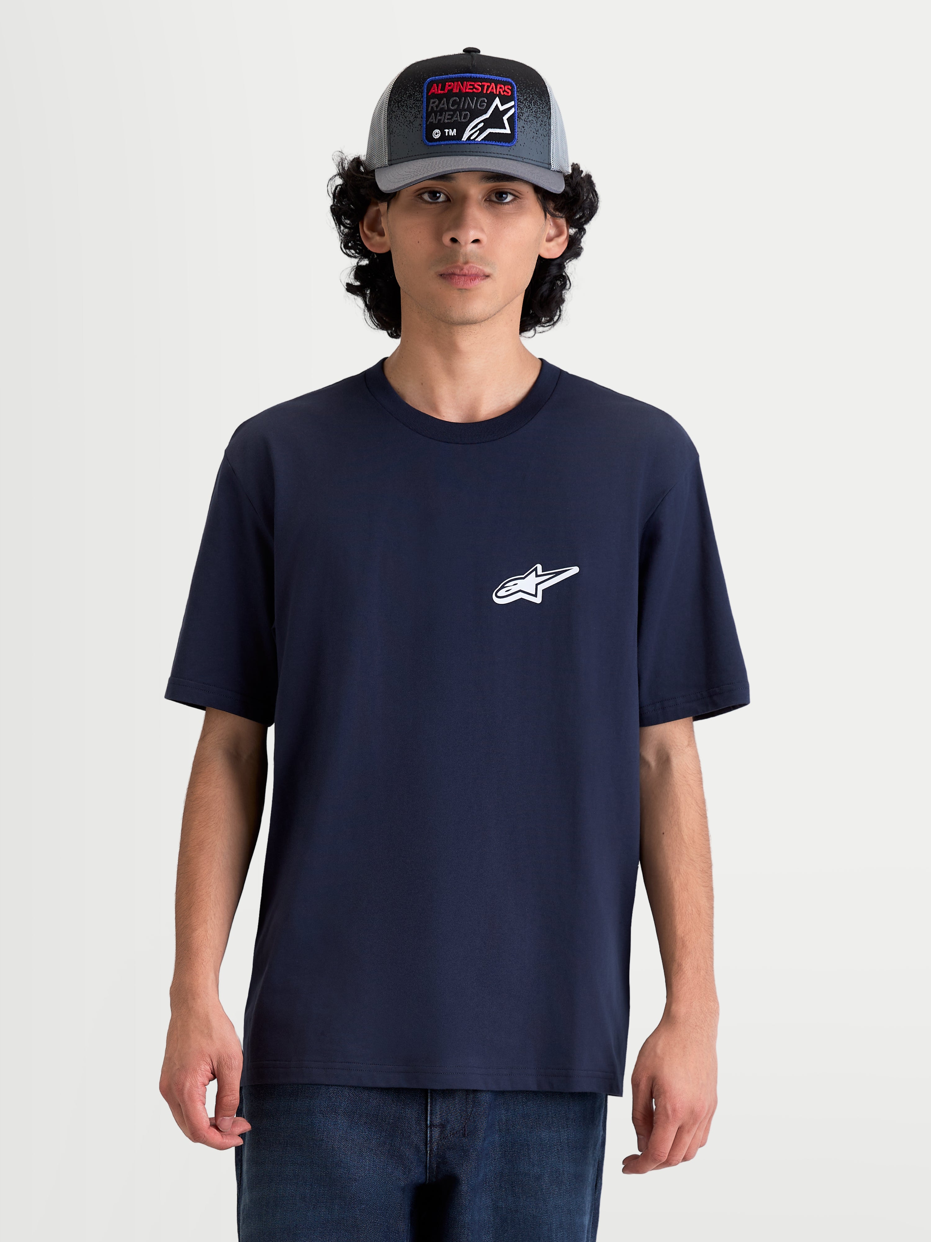 Alpinestars Meteor CSF T-Shirt, lässiges Herren-Kurzarm-Sportswear-T-Shirt, Navy-Blau, mit kleinem weißen Alpinestars-Logo auf der Brust, Frontansicht am Model, weiches Baumwoll-Polyester-Mischgewebe.