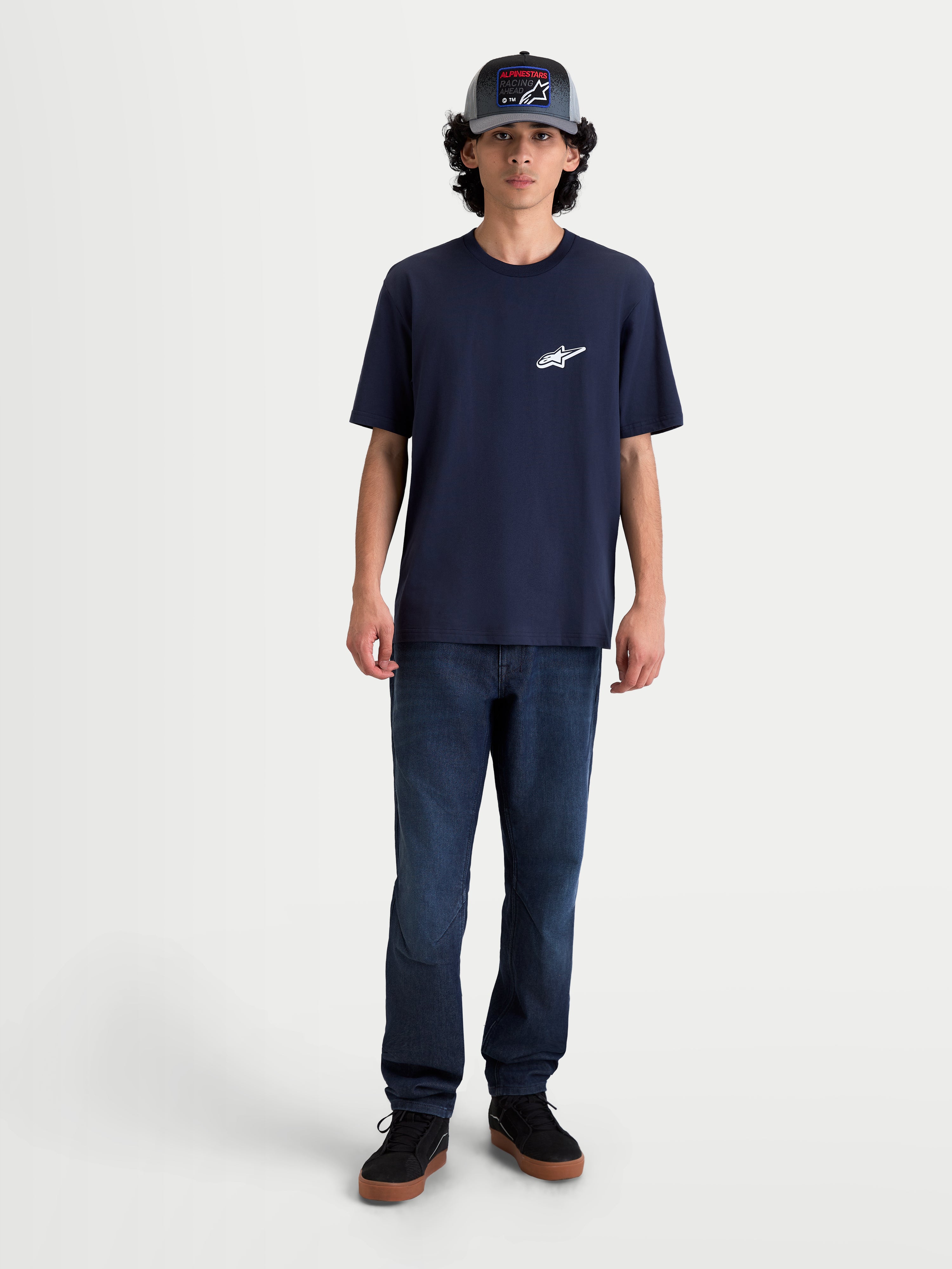 Alpinestars Meteor CSF T-Shirt, Herren-Kurzarm-Sportswear-T-Shirt in Navy-Blau, mit weißem Astars-Brustlogo, weiche Baumwoll-Polyester-Mischung, lässige Motorsport-inspirierte Lifestyle-Bekleidung.