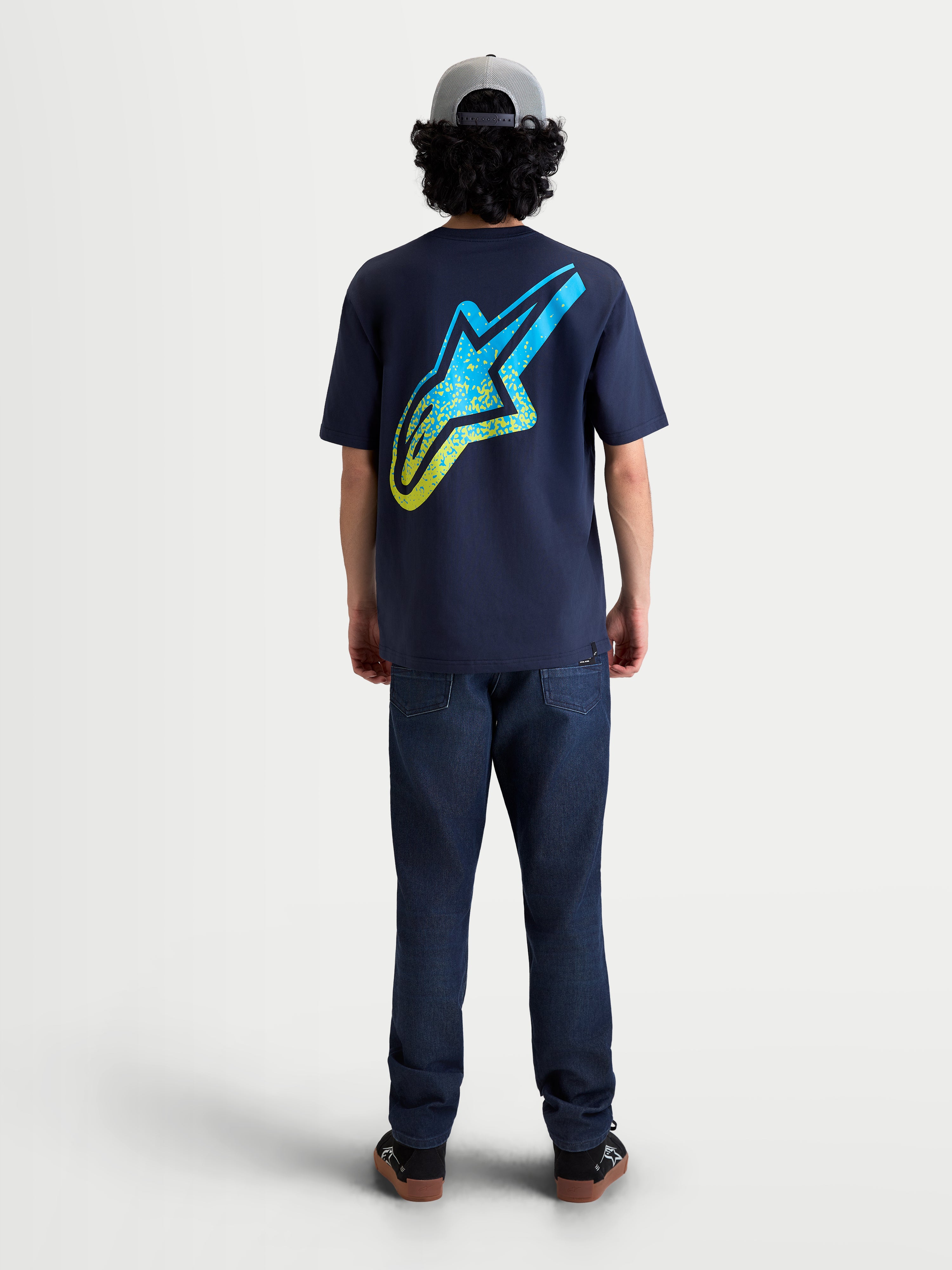 Alpinestars Meteor CSF T-Shirt, Kurzarm-Sportswear-T-Shirt in Blau, Rückansicht am Model, mit einem großen gelb-cyanfarbenen Astars-Logo mit MX-inspiriertem Farbverlauf auf dem Rücken, weiche Baumwoll-Polyester-Mischung für täglichen Komfort.
