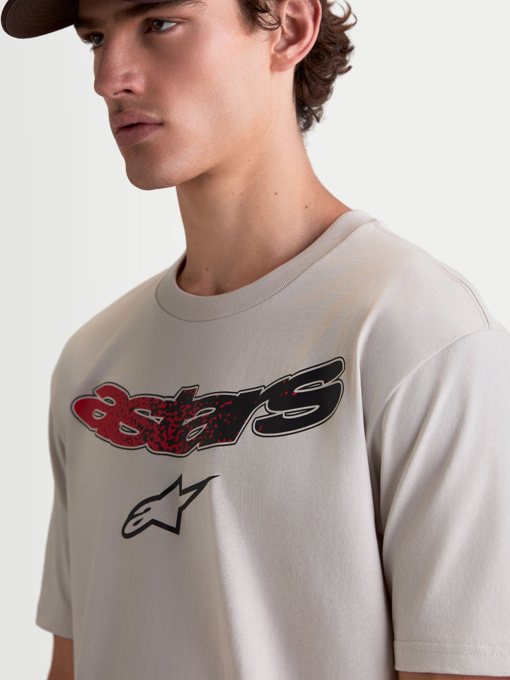 Alpinestars Elliptogrit CSF T-Shirt, Herren-Kurzarm-T-Shirt in Grau, mit gebogenem Astars-Schriftzug sowie rot-schwarzer Logo-Grafik mit Farbverlauf, lässige Motorsport-Lifestyle-Bekleidung.