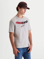 Alpinestars Elliptogrit CSF T-Shirt, Kurzarm-Sport-T-Shirt für Herren, Grau mit rot-schwarzem Astars-Logo-Print mit Farbverlauf, weicher Baumwollmix, lässige Lifestyle-Sportswear, Modellansicht.