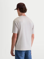 Alpinestars Elliptogrit CSF T-Shirt, Herren-Kurzarm-Sportswear-T-Shirt, Zementgrau, Rückansicht am Model, hochwertige Baumwollmischung für den Alltag.