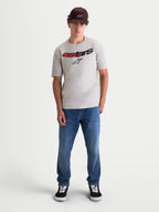 Alpinestars Elliptogrit CSF T-Shirt, Herren-Kurzarm-Sportswear-T-Shirt, Zementgrau, Frontgrafik mit gebogenem Astars-Schriftzug und Rot-Schwarz-Farbverlauf, weicher Druck, Baumwoll-Polyester-Mischung, lässiger Motorsport-Lifestyle, an einem Model präsentiert.