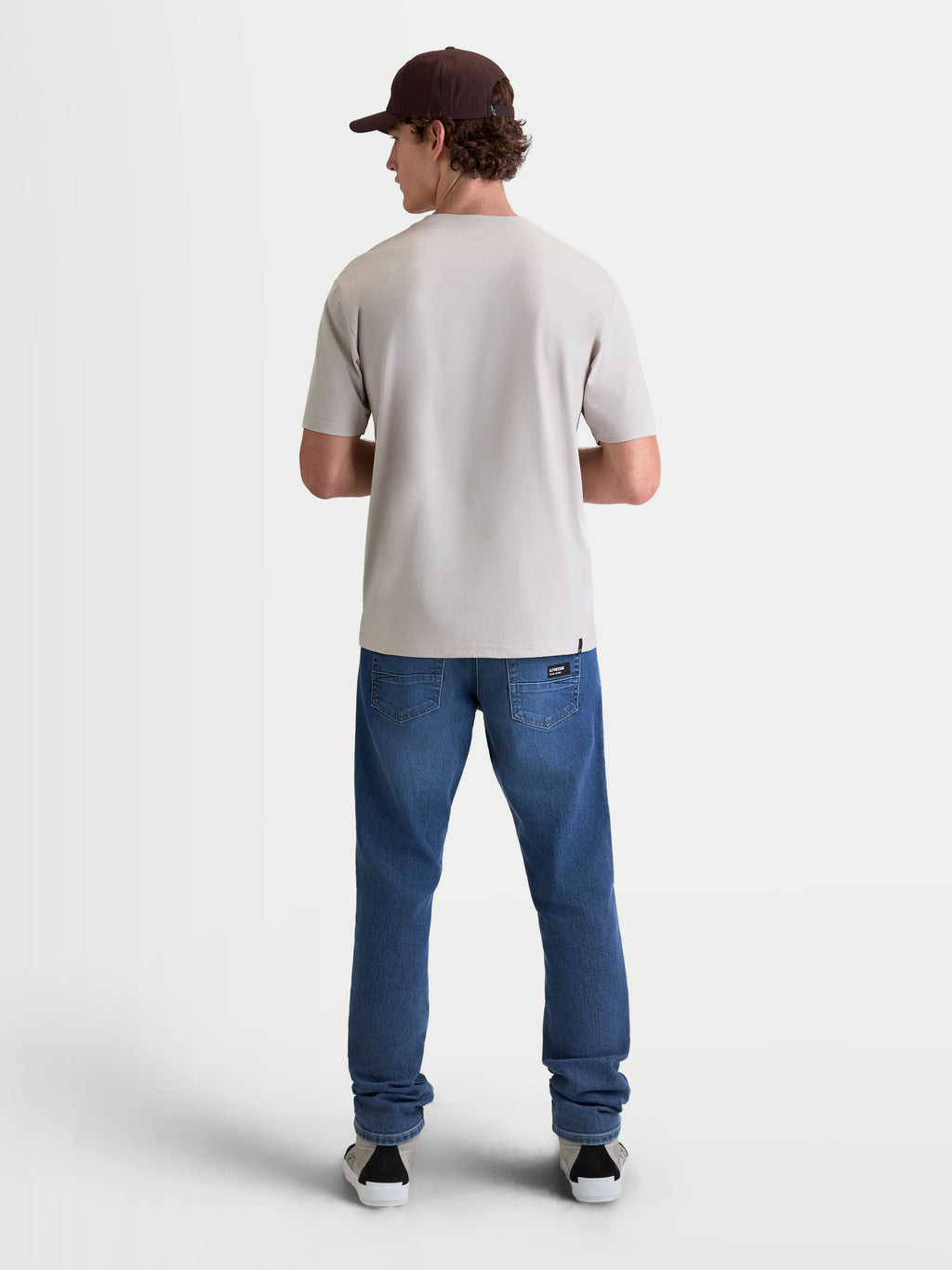 Alpinestars Elliptogrit CSF T-Shirt, Herren-Kurzarm-Sportswear-T-Shirt in Grau, Rückansicht am Model, lässiger Motorsport-Look aus hochwertigem Baumwoll-Polyester-Mix.