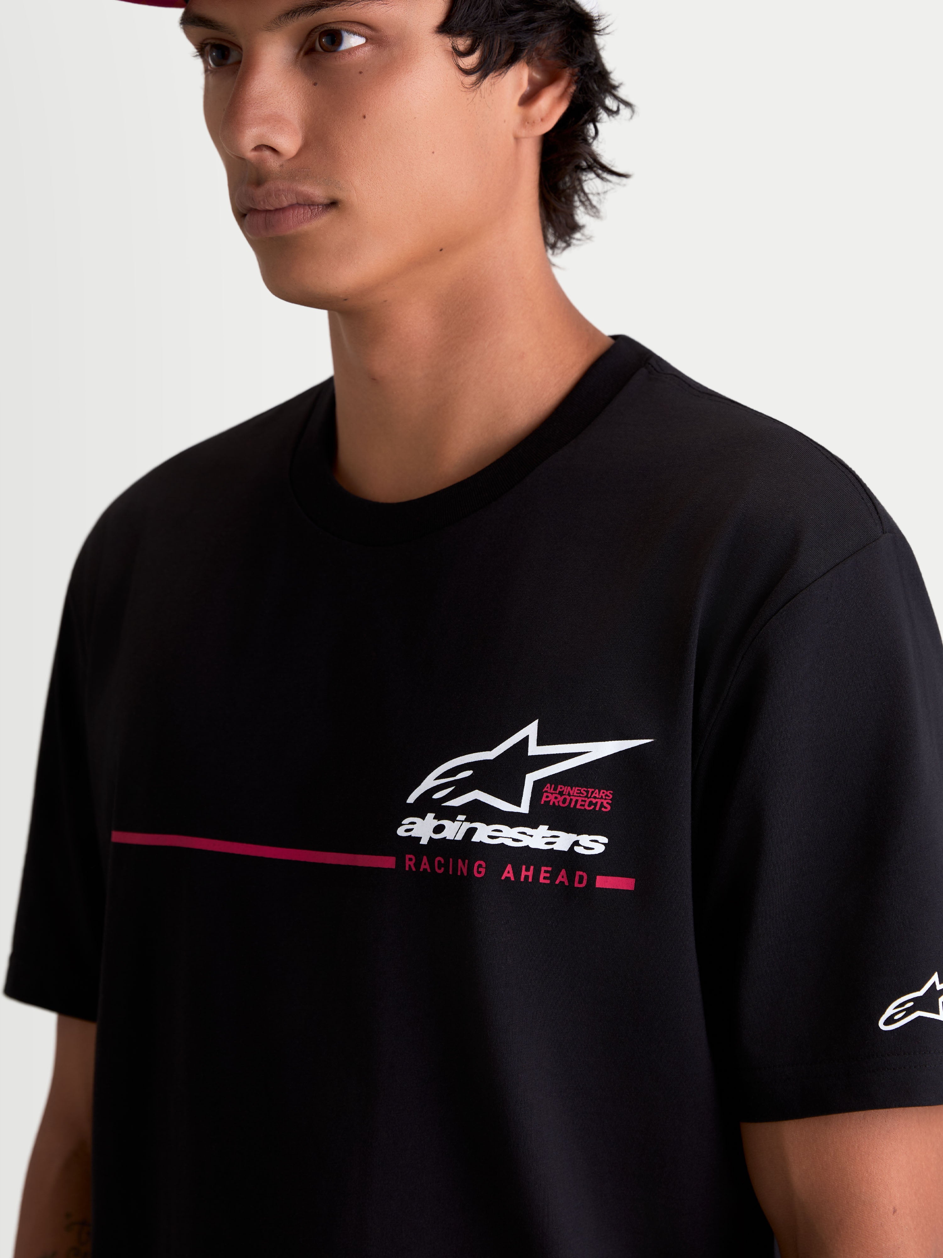 Alpinestars P1 CSF T-Shirt, Kurzarm-Sportswear-T-Shirt für Herren, Schwarz, mit weißer Astars-Logo-Grafik und rotem „Racing Ahead“-Schriftzug auf der Brust, weiches Baumwoll-Polyester-Mischgewebe.