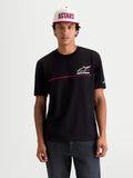 Alpinestars P1 CSF T-Shirt, Kurzarm-Sportswear-T-Shirt, Schwarz mit weißem und rotem Rennstreifen-Logo und „Racing Ahead“ Grafik, Casual Wear für Herren und Damen, 60/40 Baumwoll-Polyester-Mix, On-Model Frontansicht.