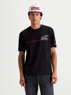 Alpinestars P1 CSF T-Shirt, Kurzarm-Sportswear-T-Shirt, Schwarz mit weißem und rotem Rennstreifen-Logo und „Racing Ahead“ Grafik, Casual Wear für Herren und Damen, 60/40 Baumwoll-Polyester-Mix, On-Model Frontansicht.