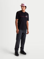Alpinestars P1 CSF T-Shirt, Kurzarm-Sportswear-T-Shirt für Herren in Schwarz, mit einer Rennstreifen-Logo-Grafik und Soft-Touch-Print-Finish, lässige Motorsport-inspirierte Kleidung für den Alltag.