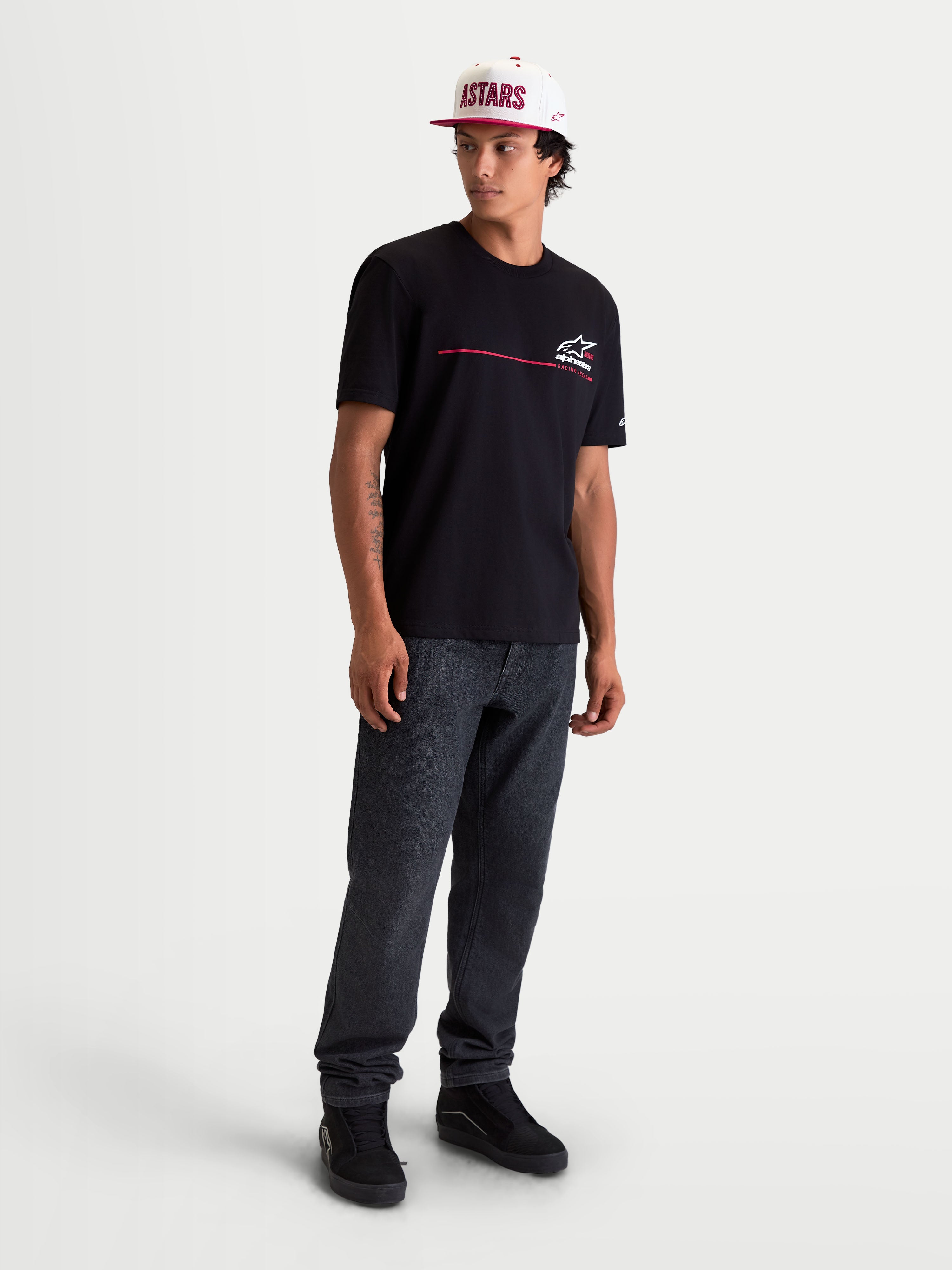 Alpinestars P1 CSF T-Shirt, Kurzarm-Sportswear-T-Shirt für Herren in Schwarz, mit einer Rennstreifen-Logo-Grafik und Soft-Touch-Print-Finish, lässige Motorsport-inspirierte Kleidung für den Alltag.
