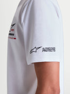 Alpinestars P1 CSF T-Shirt, weißes Kurzarm-Sportswear-T-Shirt, Nahaufnahme des Ärmels mit „ALPINESTARS PROTECTS“-Grafik und Astars-Logo, weicher Baumwoll-Polyester-Mix, lässige Motorsport-Freizeitkleidung.
