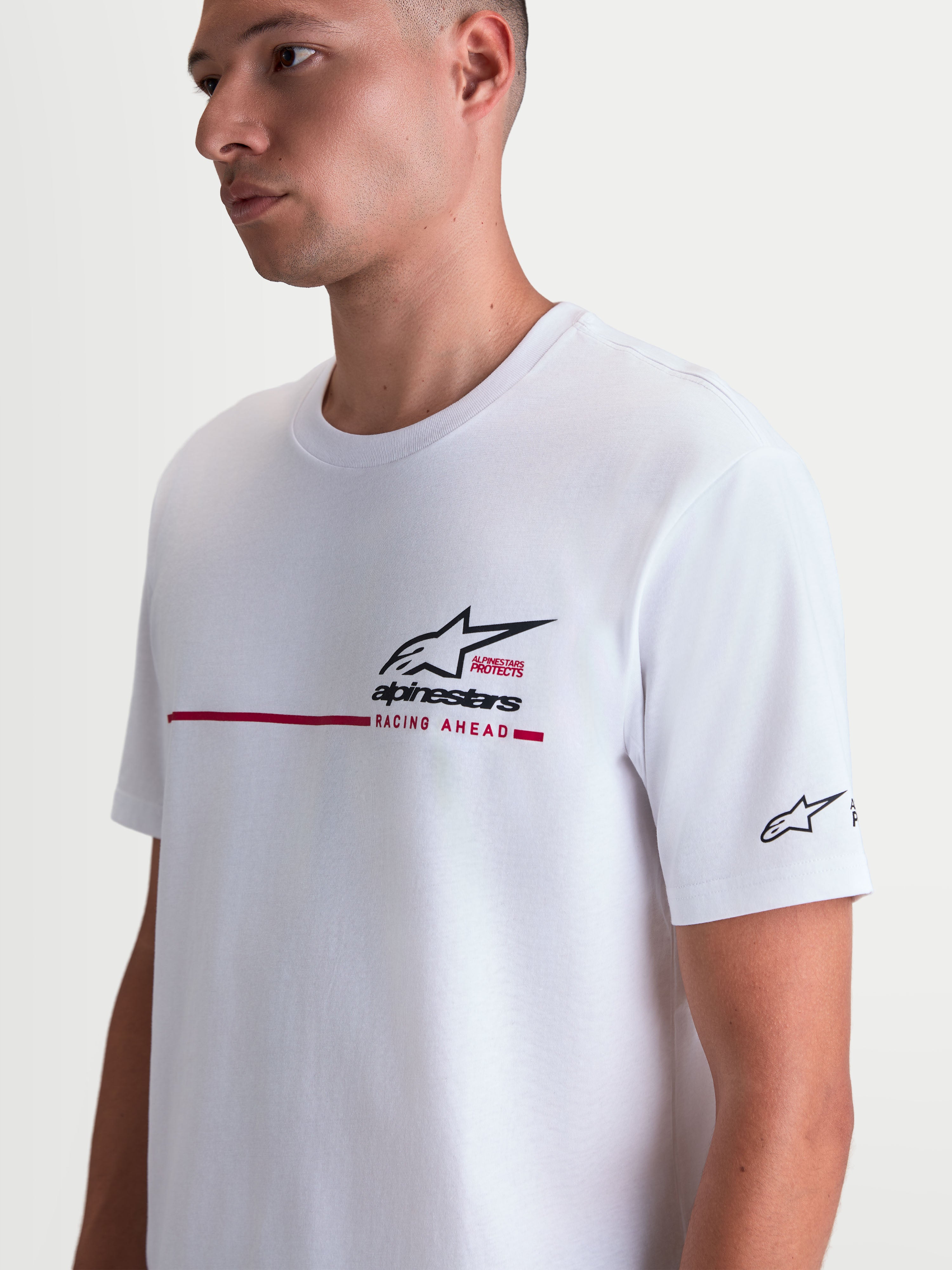 Alpinestars P1 CSF T-Shirt, Kurzarm-Sportswear-T-Shirt in Weiß mit schwarzer Logo-Grafik und rotem Rennstreifen auf der Brust, Unisex, weicher Baumwoll-Polyester-Mix für die Freizeit.