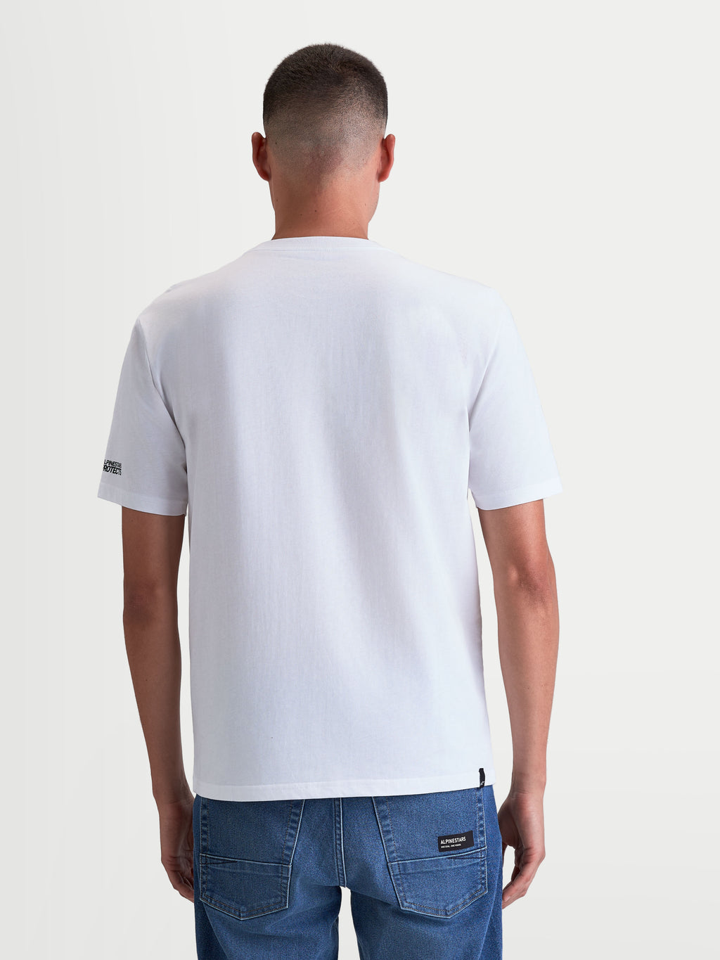 Alpinestars P1 CSF T-Shirt, Herren-Kurzarm-Sportswear-T-Shirt, Weiß, Rückansicht am Model, lässige Motorsport-Bekleidung.