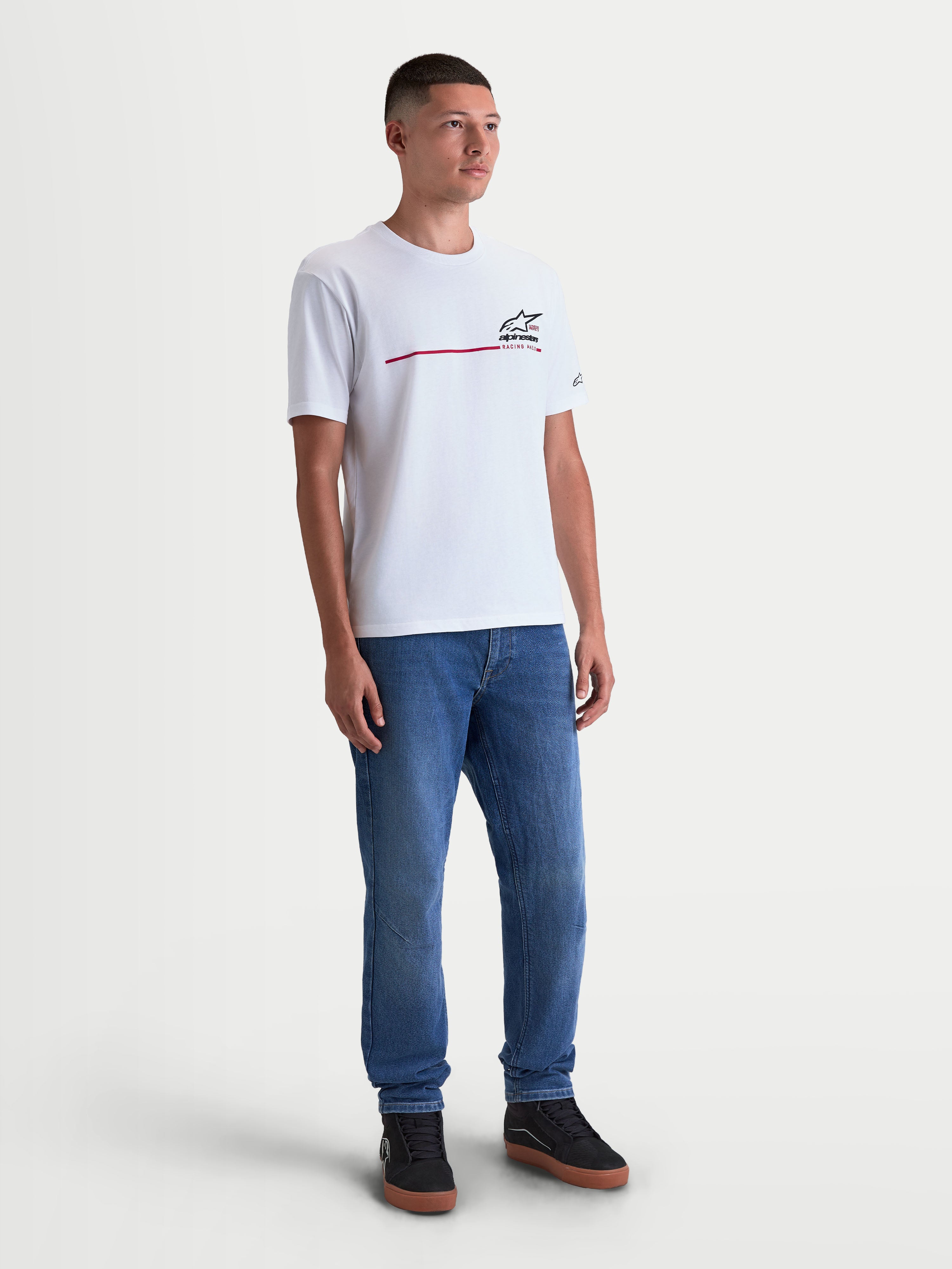 Alpinestars P1 CSF T-Shirt, Kurzarm-Sportswear-T-Shirt, Unisex, Weiß, mit schwarzer Rennstreifen-Logo-Grafik und Soft-Touch-Print-Finish, bequemer Baumwoll-Polyester-Mix für den Alltag.