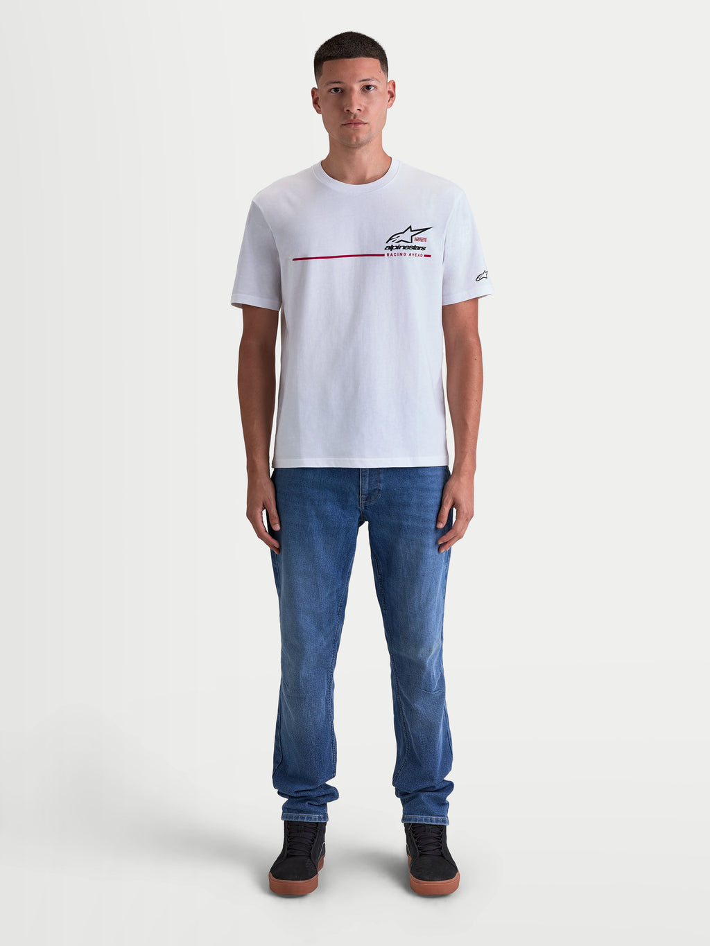 Alpinestars P1 CSF T-Shirt, Kurzarm-Sportswear-T-Shirt für Herren in Weiß, mit Motorsport-Rennstreifen-Logo-Grafik, Soft-Touch-Print und Baumwoll-Polyester-Mix für hohen Tragekomfort.