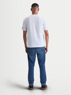 Alpinestars P1 CSF T-Shirt, Kurzarm-T-Shirt, Unisex, Weiß, Rückansicht am Modell, weicher Baumwoll-Polyester-Mix, Motorsport-Bekleidung.