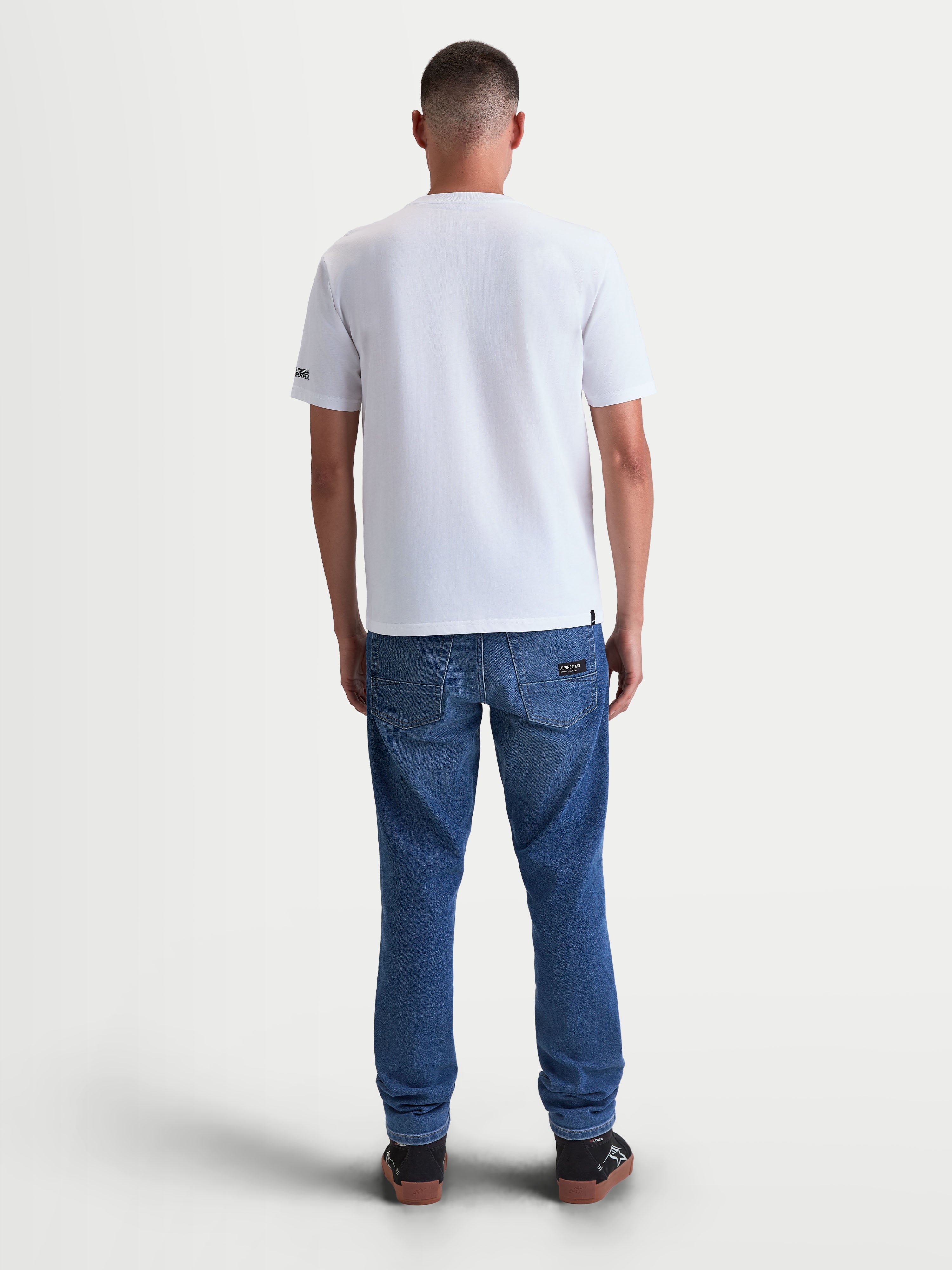 Alpinestars P1 CSF T-Shirt, Kurzarm-T-Shirt, Unisex, Weiß, Rückansicht am Modell, weicher Baumwoll-Polyester-Mix, Motorsport-Bekleidung.