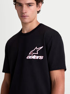 Alpinestars Lineout CSF T-Shirt am Modell, Kurzarm-Sportswear-T-Shirt in Schwarz mit weißer und roter Astars-Logo-Grafik auf der Brust, Baumwoll-Polyester-Mix, lässige Lifestyle-Mode für Herren und Damen.