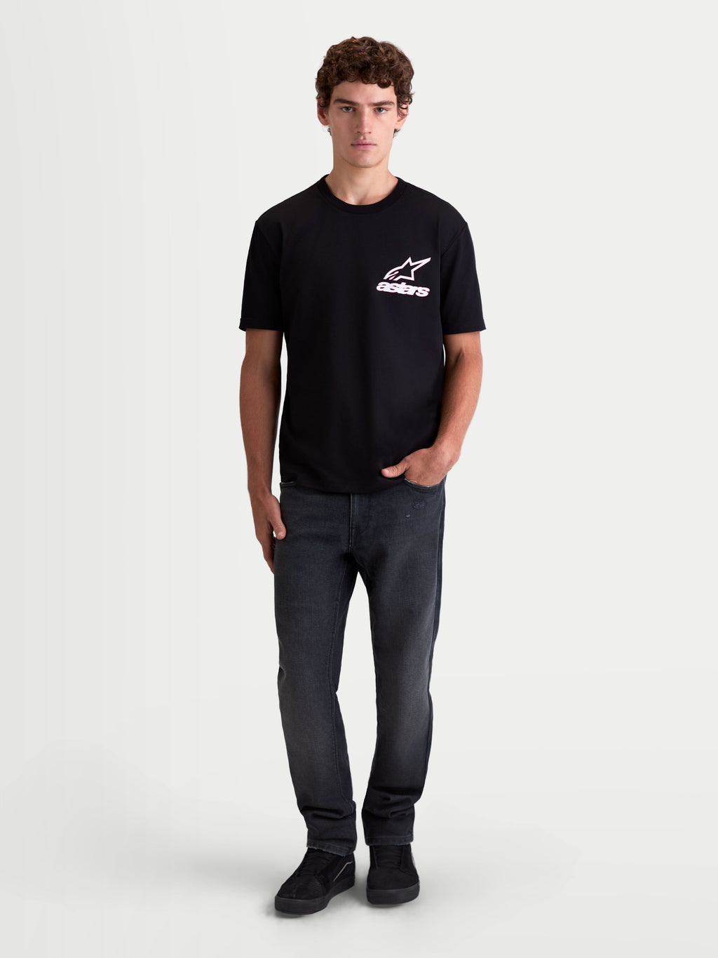 Alpinestars Lineout CSF T-Shirt, Herren-Kurzarm-Sportswear-T-Shirt, Schwarz mit weißer und pinker Astars-Logo-Grafik, On-Model-Ansicht, weiches Baumwoll-Polyester-Mischgewebe.