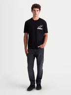 Alpinestars Lineout CSF T-Shirt, Herren-Kurzarm-Sportswear-T-Shirt, Schwarz mit weißer und pinker Astars-Logo-Grafik, On-Model-Ansicht, weiches Baumwoll-Polyester-Mischgewebe.