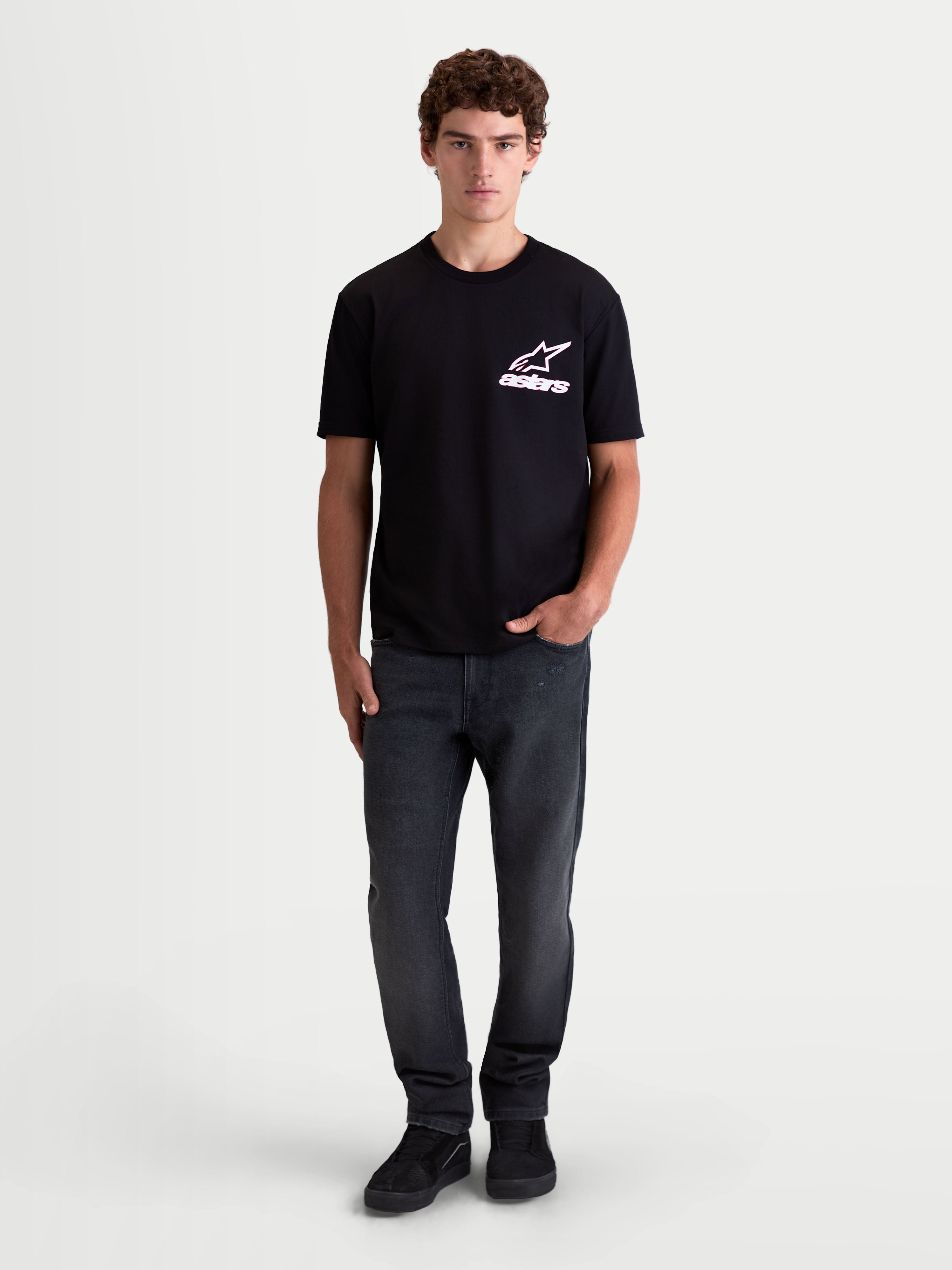 Alpinestars Lineout CSF T-Shirt, Herren-Kurzarm-Sportswear-T-Shirt, Schwarz mit weißer und pinker Astars-Logo-Grafik, On-Model-Ansicht, weiches Baumwoll-Polyester-Mischgewebe.