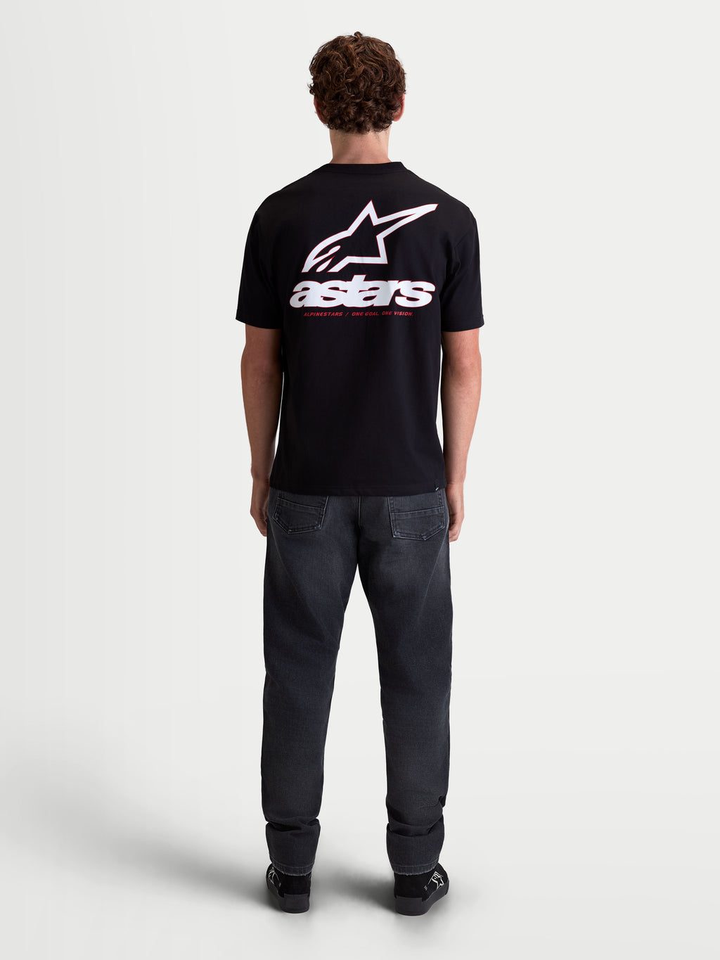 Alpinestars Lineout CSF T-Shirt, Kurzarm-Sportswear-T-Shirt für Herren, Schwarz mit großem weißem Astars-Logo und „astars“-Schriftzug auf dem Rücken, Modellansicht von hinten, Baumwoll-Polyester-Mischung.