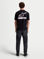 Alpinestars Lineout CSF T-Shirt, Kurzarm-Sportswear-T-Shirt für Herren, Schwarz mit großem weißem Astars-Logo und „astars“-Schriftzug auf dem Rücken, Modellansicht von hinten, Baumwoll-Polyester-Mischung.