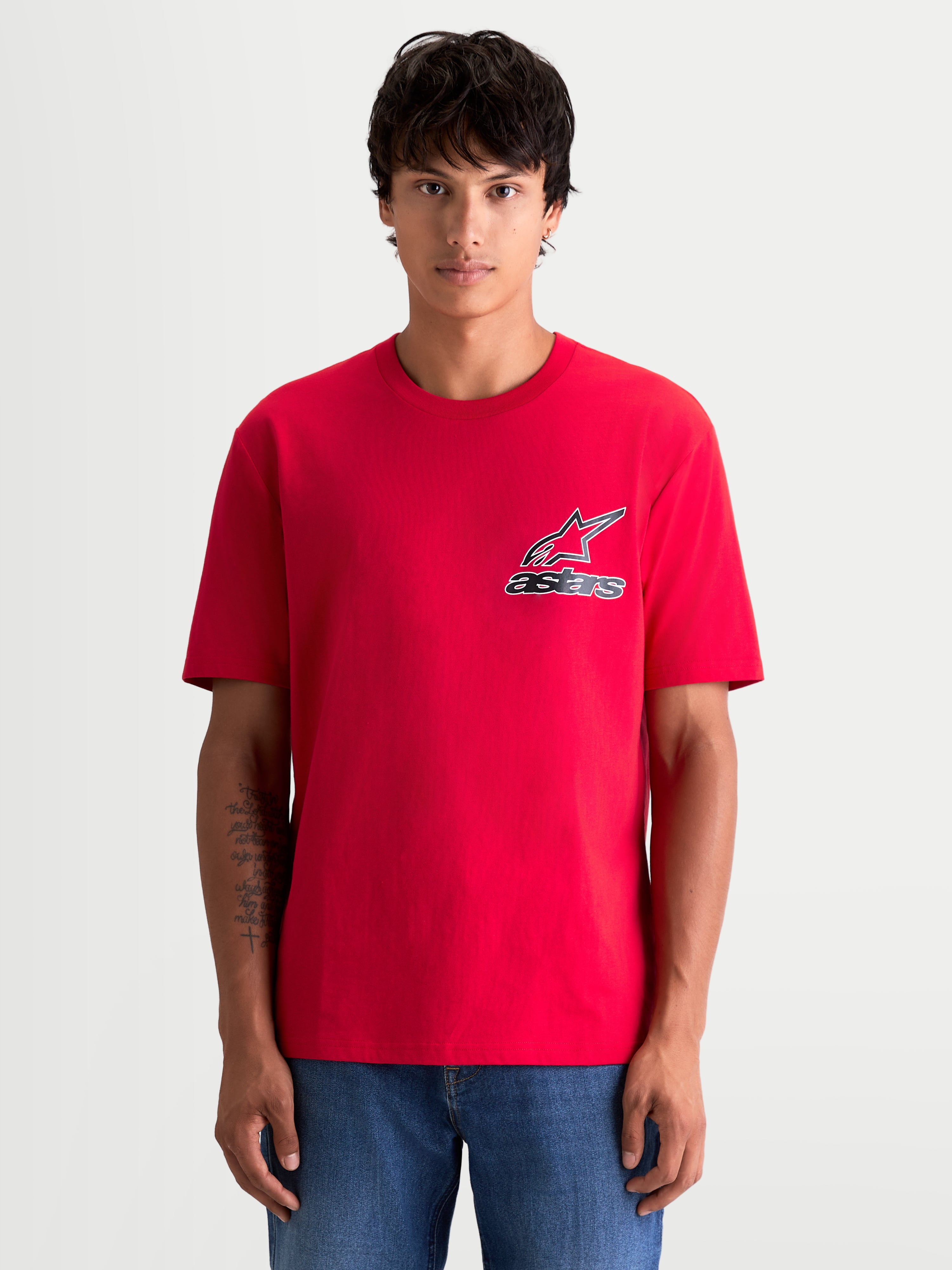 Alpinestars Lineout CSF Kurzarm-T-Shirt für Herren, Rot mit schwarz-weißem Astars-Logo auf der Brust, Frontansicht am Model, lässiger Rundhalsausschnitt, weicher Baumwoll-Polyester-Mix.