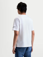 Alpinestars Race Wordmark CSF T-Shirt, Kurzarm-T-Shirt für Sportswear, Unisex, Weiß und Schwarz, 60/40 Baumwoll-Polyester-Mischung, Rückansicht am Modell mit Alpinestars Ageless-Logo am Ärmel.