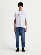 Alpinestars Race Wordmark CSF T-Shirt, lässige Motorsport-Sportswear, Unisex-Kurzarm-T-Shirt, Weiß und Schwarz, Baumwoll-Polyester-Mischgewebe, Vorderansicht am Modell mit markantem Wordmark-Print auf der Brust.