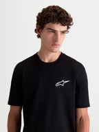 Alpinestars Combo Back CSF T-Shirt, Kurzarm-Sportswear, Herrenmodell in Vorderansicht, Schwarz und Weiß, Baumwoll-Polyester-Mischung mit weißer Astars-Logografik auf der Brust.