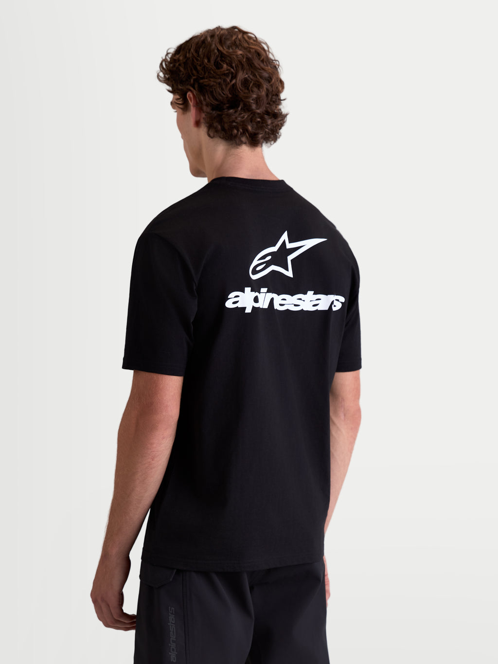 Alpinestars Combo Back CSF T-Shirt, Kurzarm-Sportswear-T-Shirt, Schwarz und Weiß, Rückansicht mit großem Astars-Logo und Wortmarken-Grafik, Premium-Baumwoll-Polyester-Mischung, lässige Motorsport-Bekleidung.
